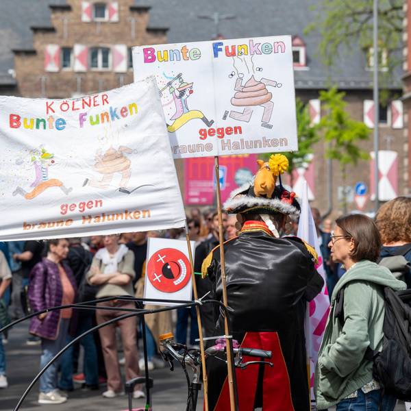 Rund 400 Gegendemonstranten haben sich am El-De-Haus in Köln versammelt, um gegen die pro-russische Kundgebung zu demonstrieren.