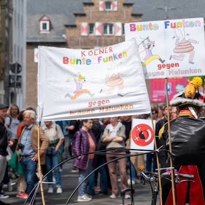 Rund 400 Gegendemonstranten haben sich am El-De-Haus in Köln versammelt, um gegen die pro-russische Kundgebung zu demonstrieren.