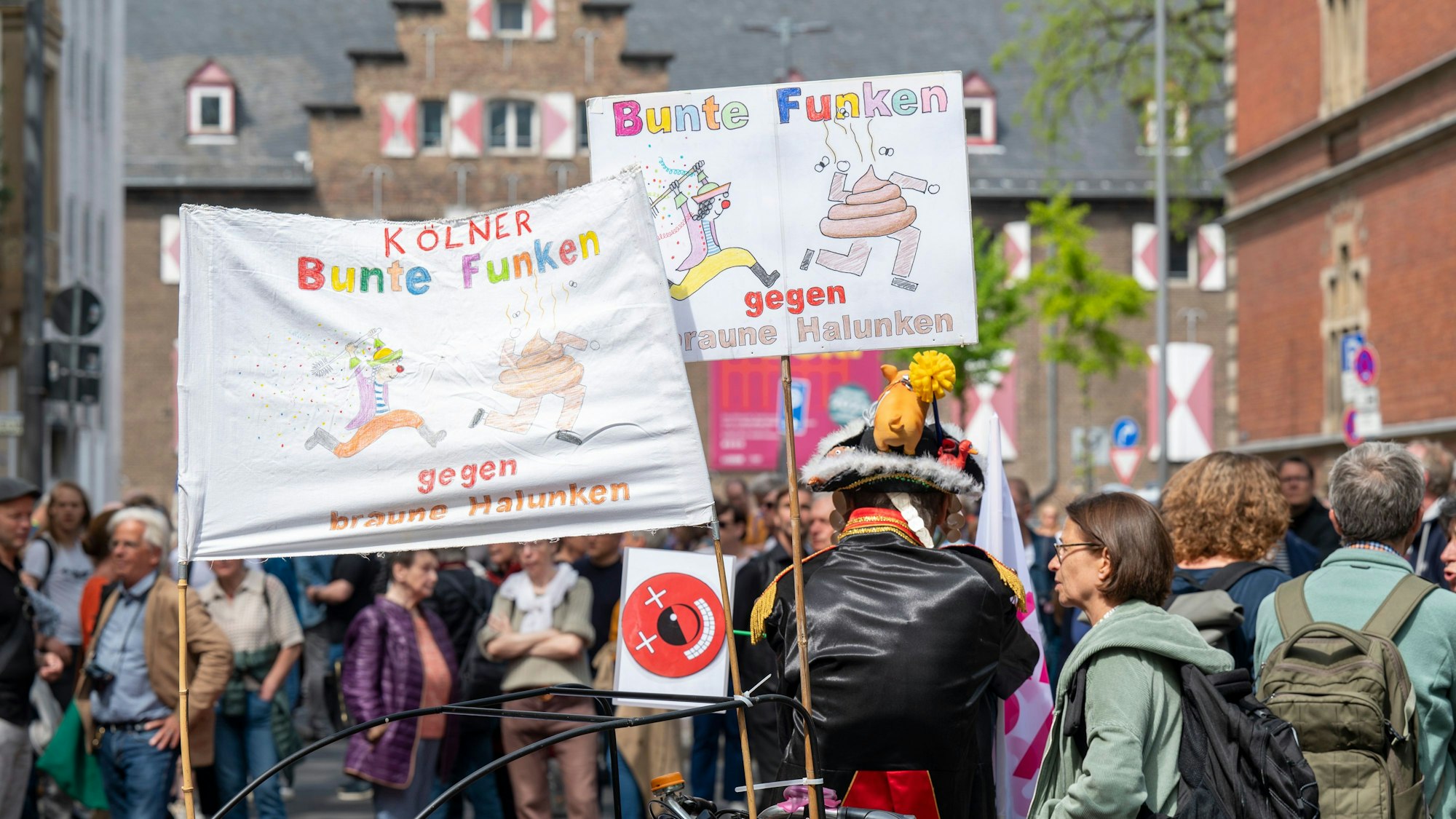 Rund 400 Gegendemonstranten haben sich am El-De-Haus in Köln versammelt, um gegen die pro-russische Kundgebung zu demonstrieren.