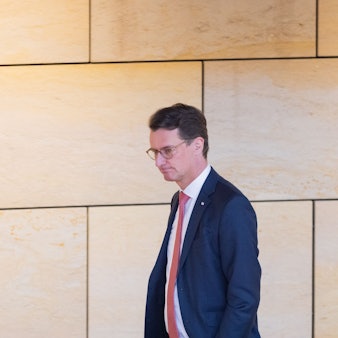 Hendrik Wüst (CDU), Ministerpräsident von Nordrhein-Westfalen, fordert mehr Hilfe bei der Aufnahme von Geflüchteten.