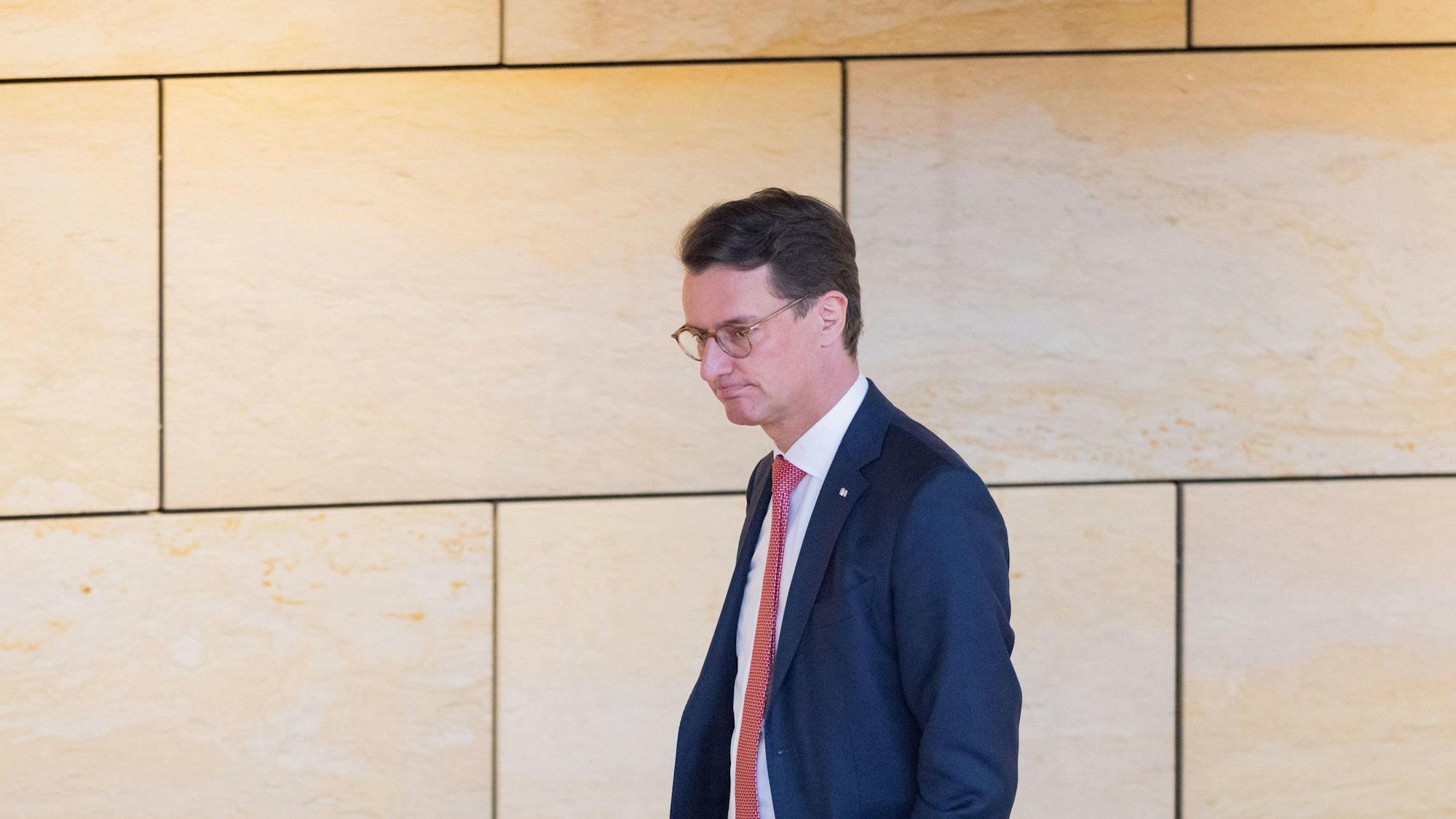 Hendrik Wüst (CDU), Ministerpräsident von Nordrhein-Westfalen, fordert mehr Hilfe bei der Aufnahme von Geflüchteten.