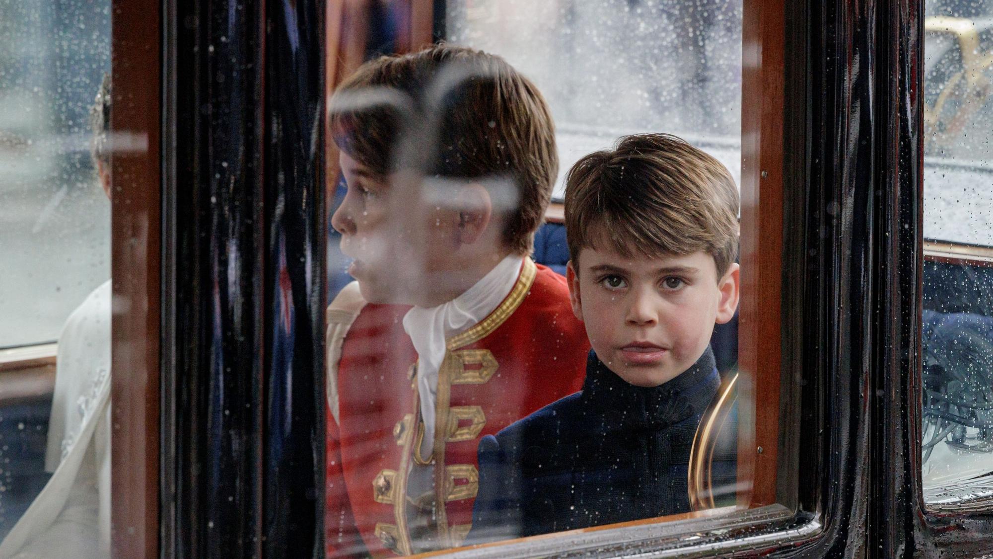 Prinz Louis und Ehrenpage Prinz George verlassen den Krönungsgottesdienst von König Charles III. und Königin Camilla.