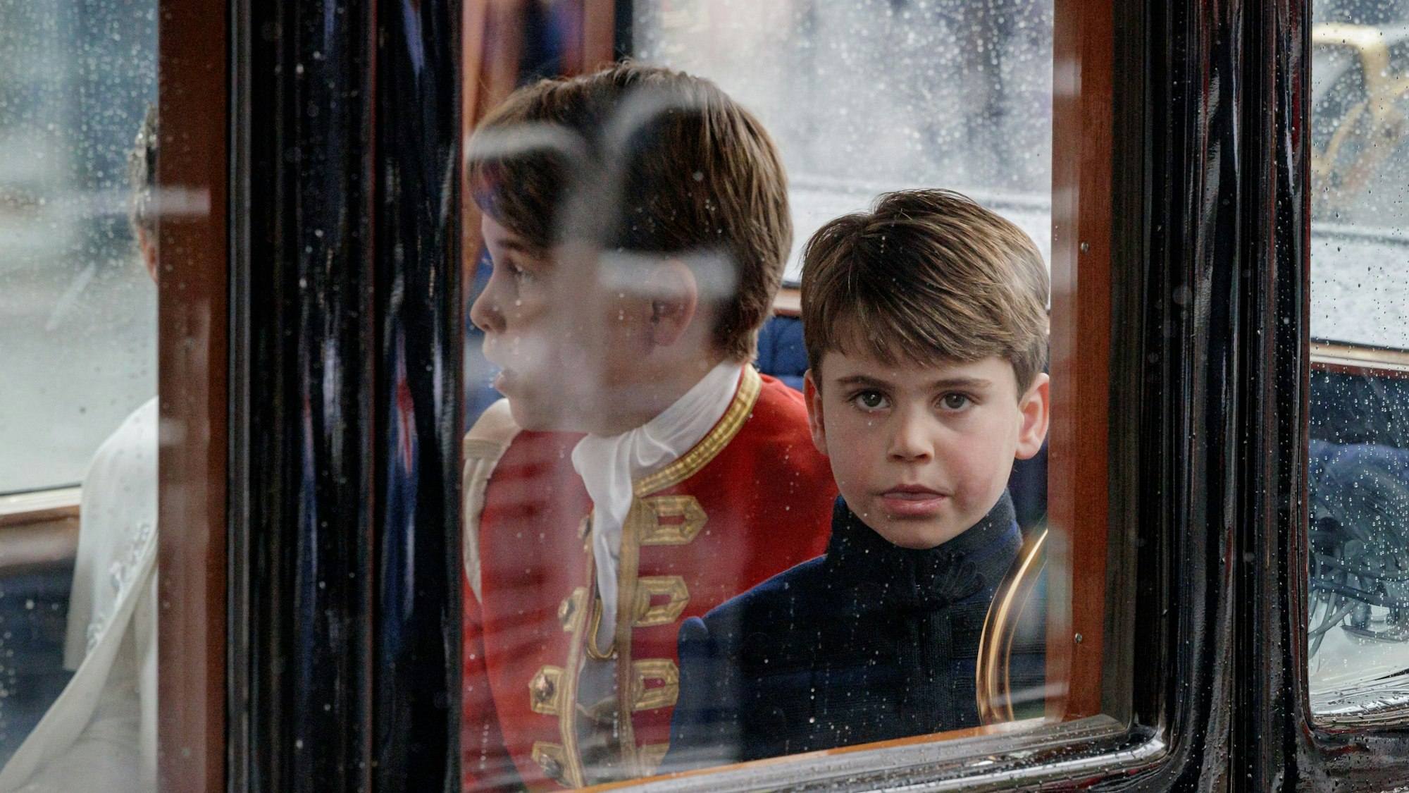 Prinz Louis und Ehrenpage Prinz George verlassen den Krönungsgottesdienst von König Charles III. und Königin Camilla.