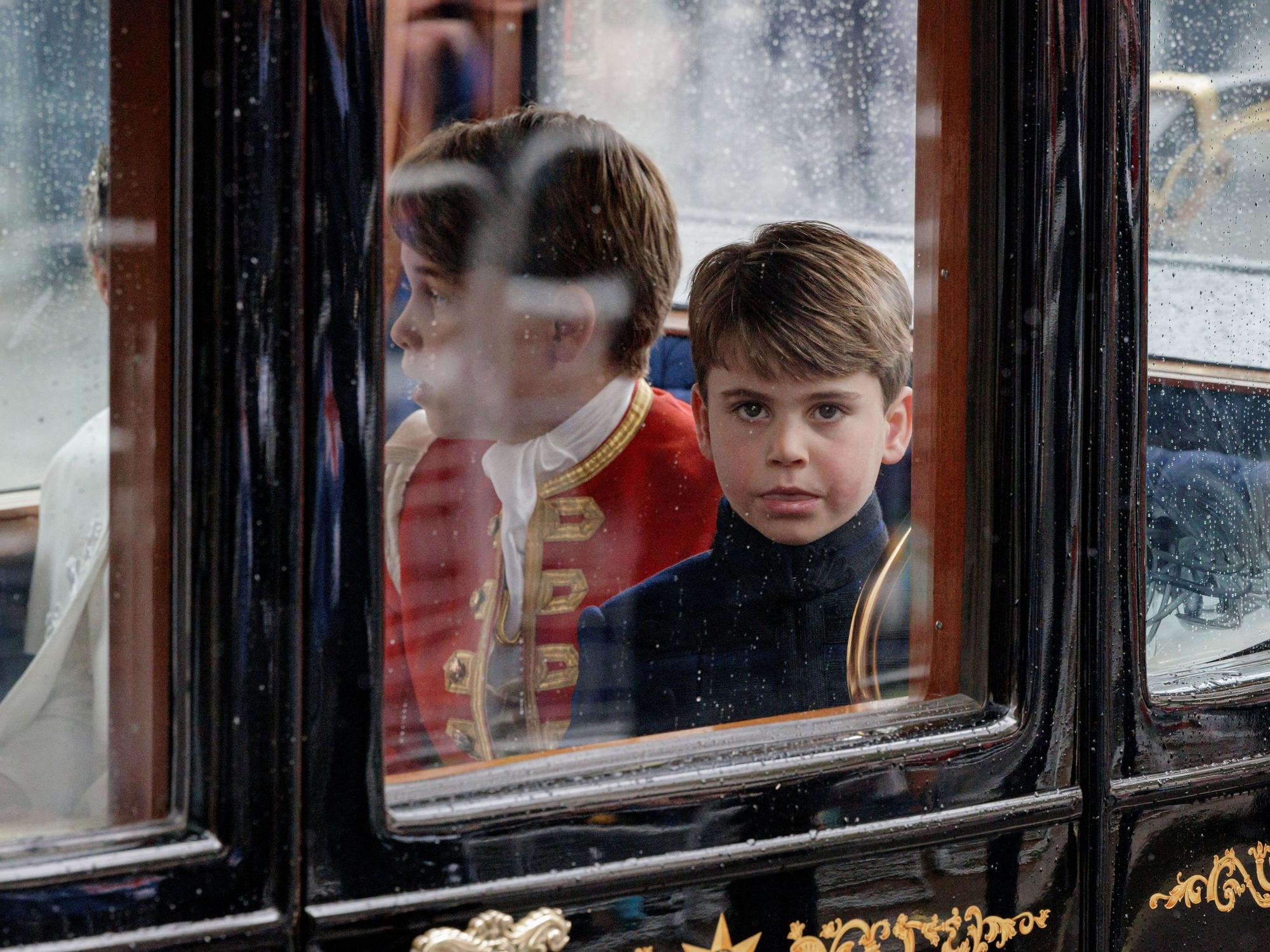 Prinz Louis von Wales und Ehrenpage Prinz George verlassen den Krönungsgottesdienst von König Charles III. und Königin Camilla am 06. Mai 2023 in London, England.