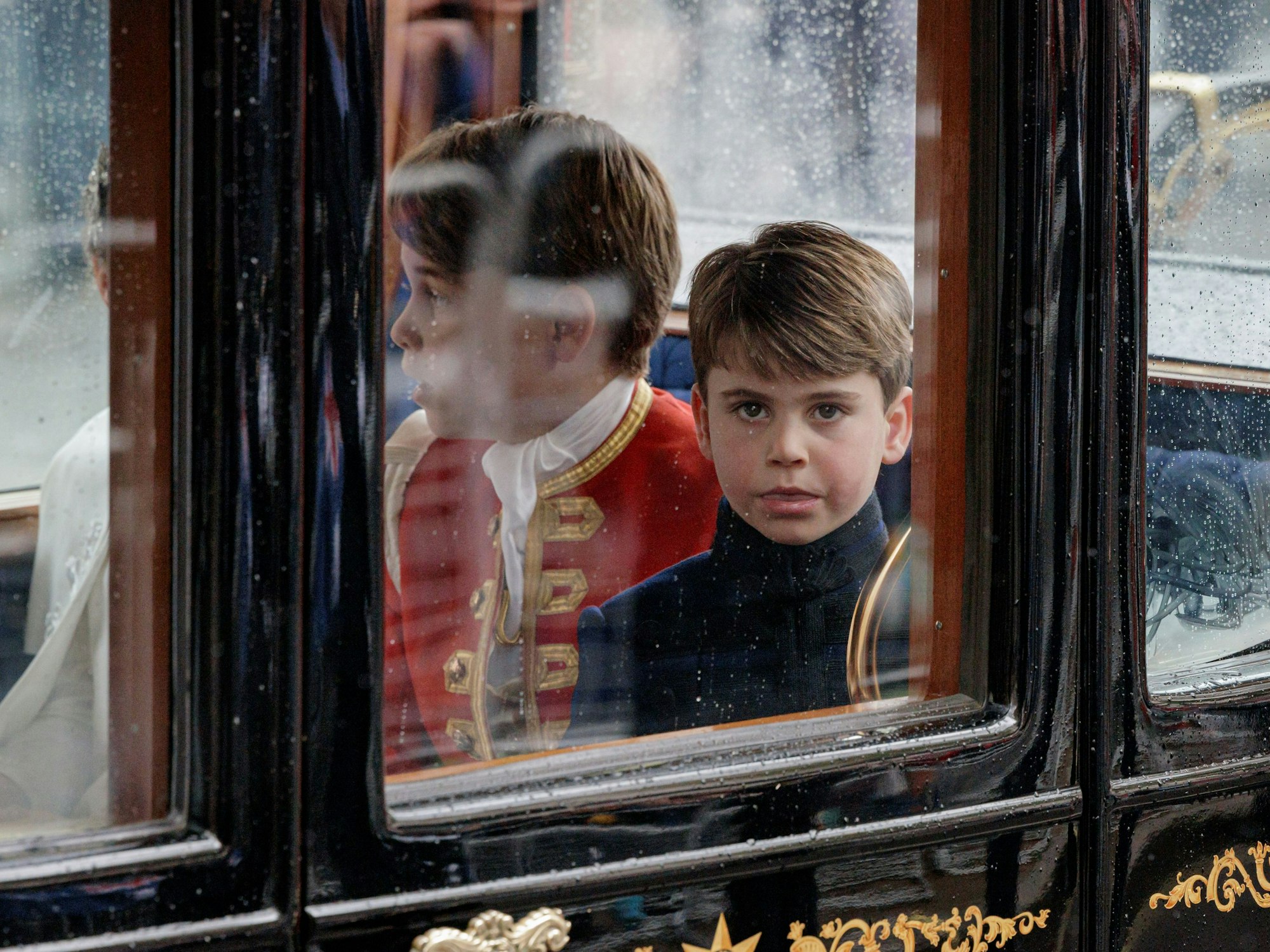 Prinz Louis von Wales und Ehrenpage Prinz George verlassen den Krönungsgottesdienst von König Charles III. und Königin Camilla am 06. Mai 2023 in London, England.