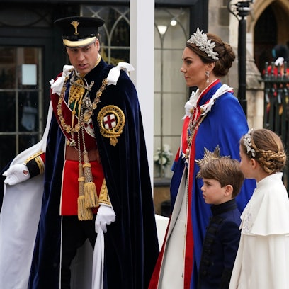 Prinz William und seine Frau Kate gehen mit ihren Kindern Charlotte und Louis in die Westminster Abbey.