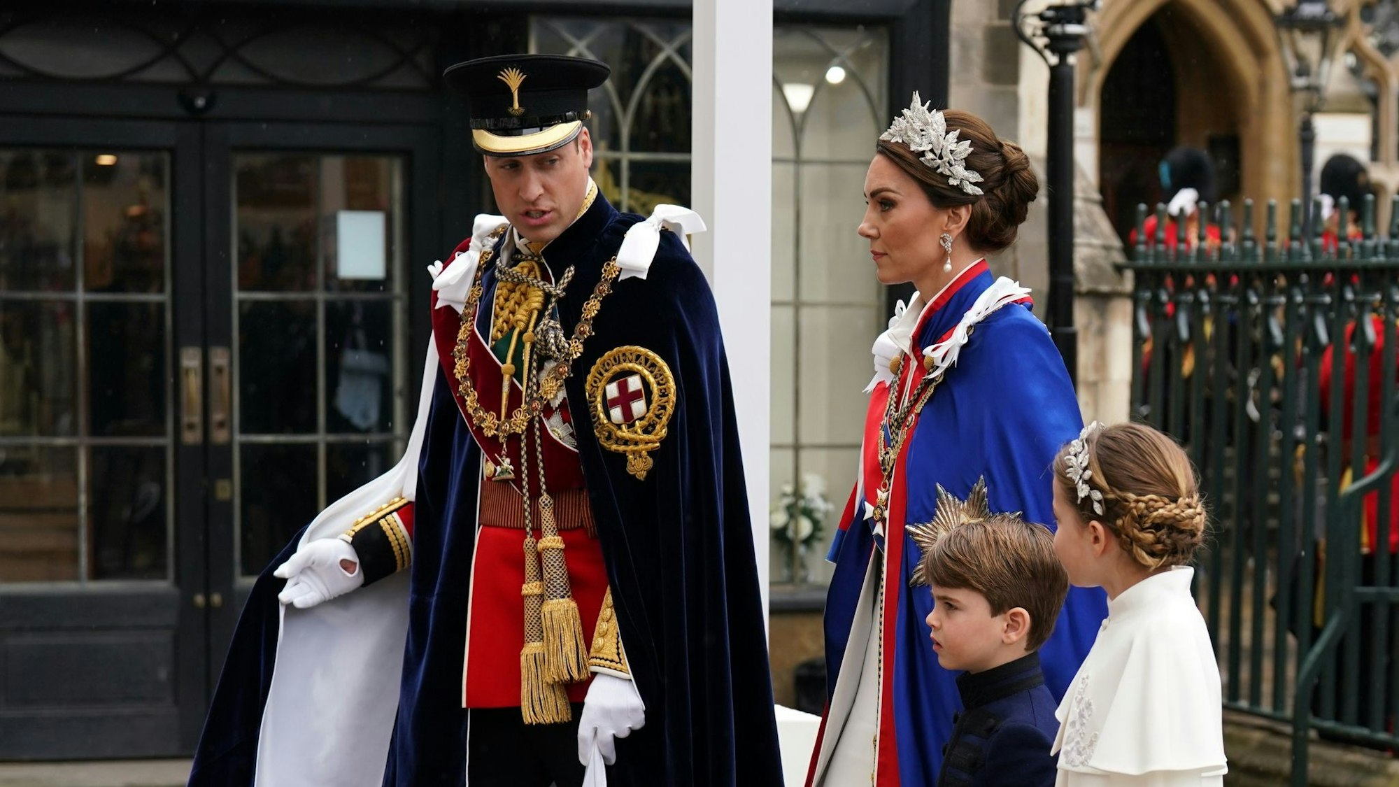Prinz William und seine Frau Kate gehen mit ihren Kindern Charlotte und Louis in die Westminster Abbey.