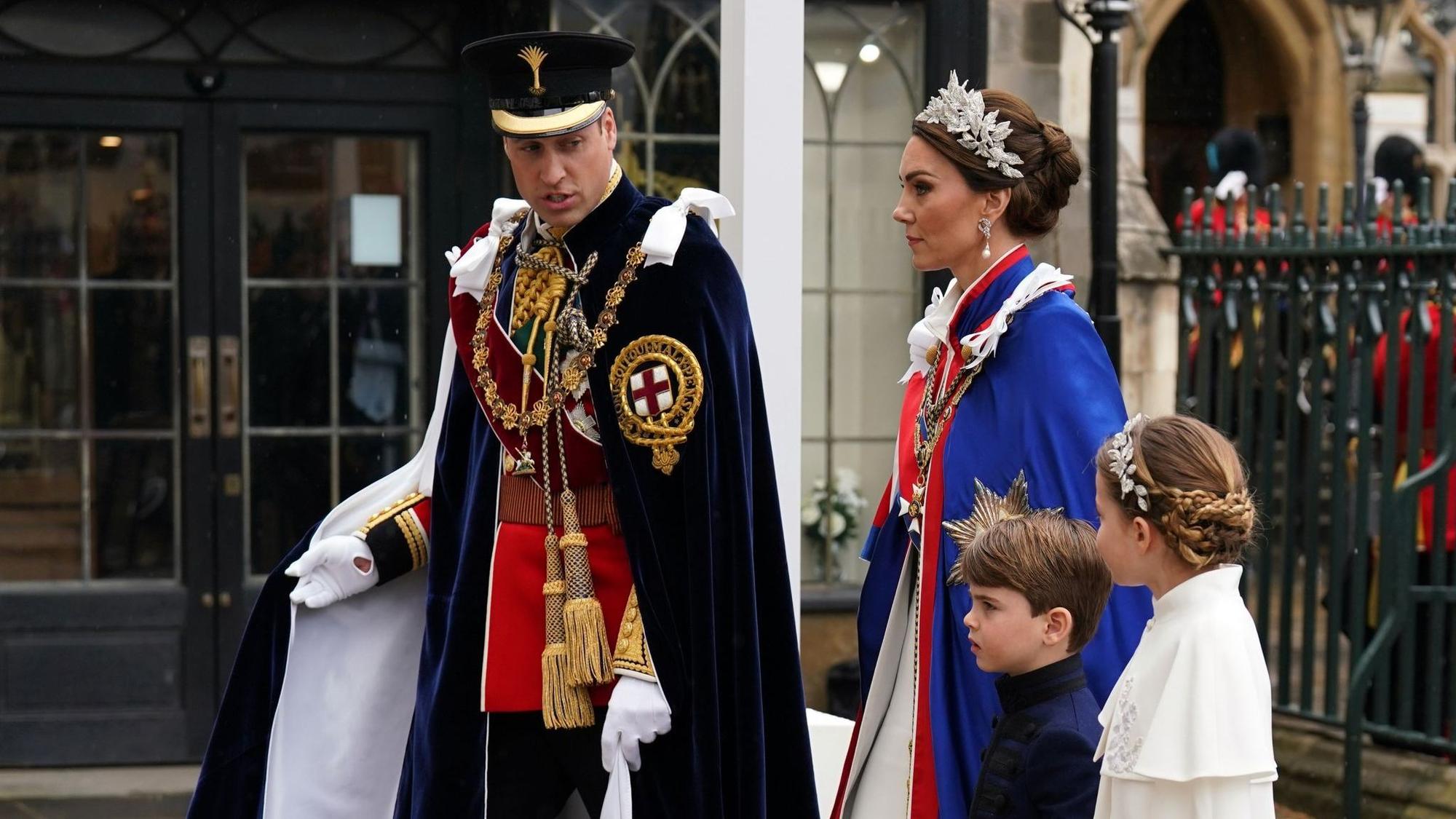 Prinz William und seine Frau Kate gehen mit ihren Kindern Charlotte und Louis in die Westminster Abbey.