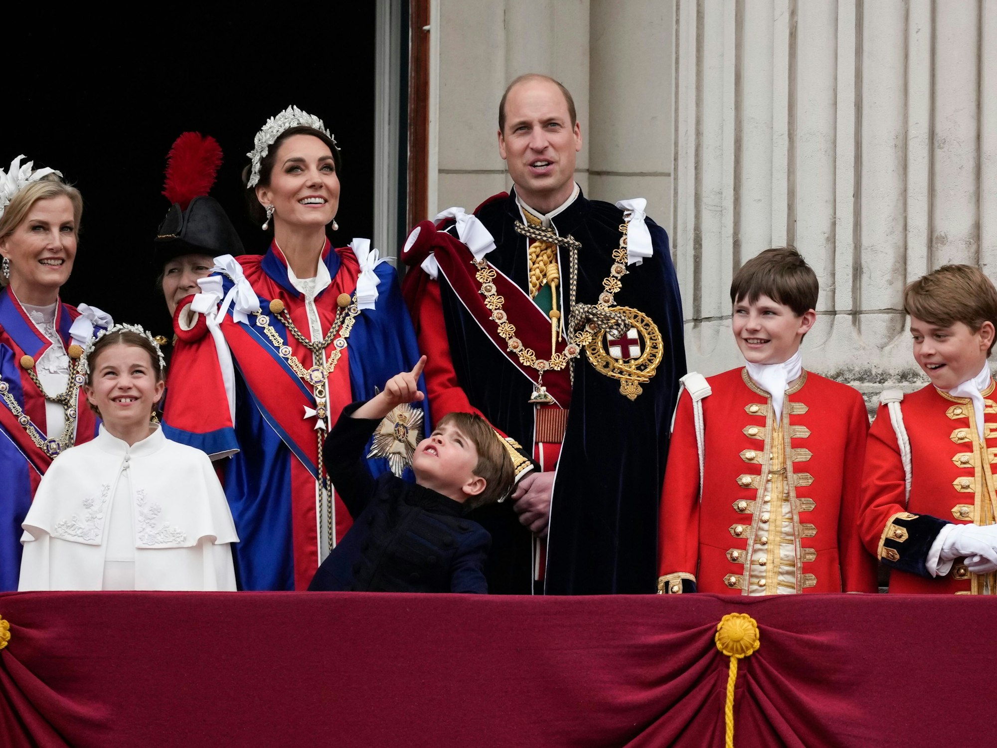 Sophie, Herzogin von Edinburgh, Vizeadmiral Sir Timothy Laurence, Prinzessin Charlotte von Wales, Prinz Louis von Wales, Catherine, Prinzessin von Wales, Anne, Prinzessin Royal, Prinz William, Prinz von Wales, Ehrenpage Lord Oliver Cholmondeley, Prinz George von Wales und Ehrenpage Nicholas Barclay auf dem Balkon des Buckingham Palace nach der Krönung von König Charles III. und Königin Camilla am 06. Mai 2023 in London, England.