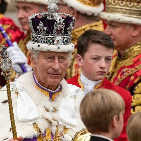 König Charles III. verlässt nach der Krönungszeremonie mit der Imperial State Crown, einem Zepter und dem Reichsapfel die Westminster Abbey.