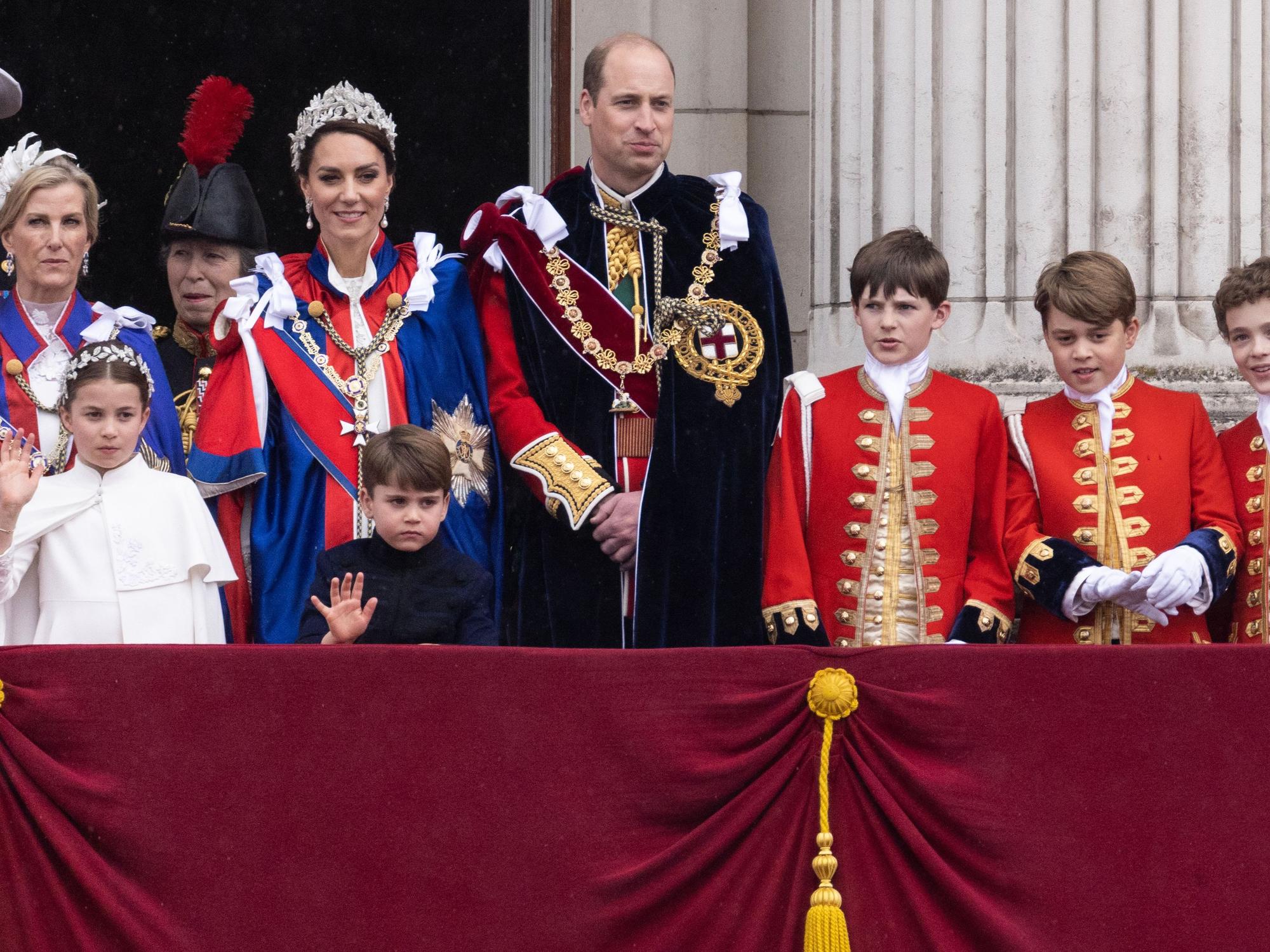 Sophie, Herzogin von Edinburgh, Vizeadmiral Sir Timothy Laurence, Prinzessin Charlotte von Wales, Prinz Louis von Wales, Catherine, Prinzessin von Wales, Anne, Prinzessin Royal, Prinz William, Prinz von Wales, Ehrenpage Lord Oliver Cholmondeley, Prinz George von Wales und Ehrenpage Nicholas Barclay auf dem Balkon des Buckingham Palace nach der Krönung von König Charles III. und Königin Camilla am 06. Mai 2023 in London, England.