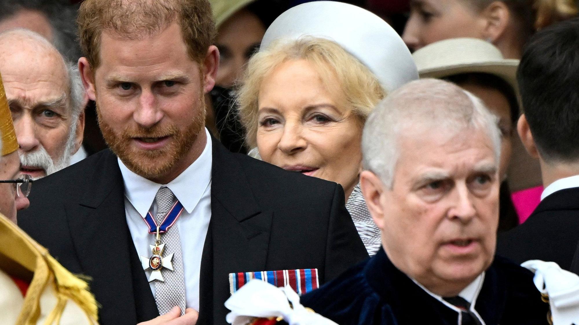Prinz Harry und Prinz Andrew verlassen die Kirche.
