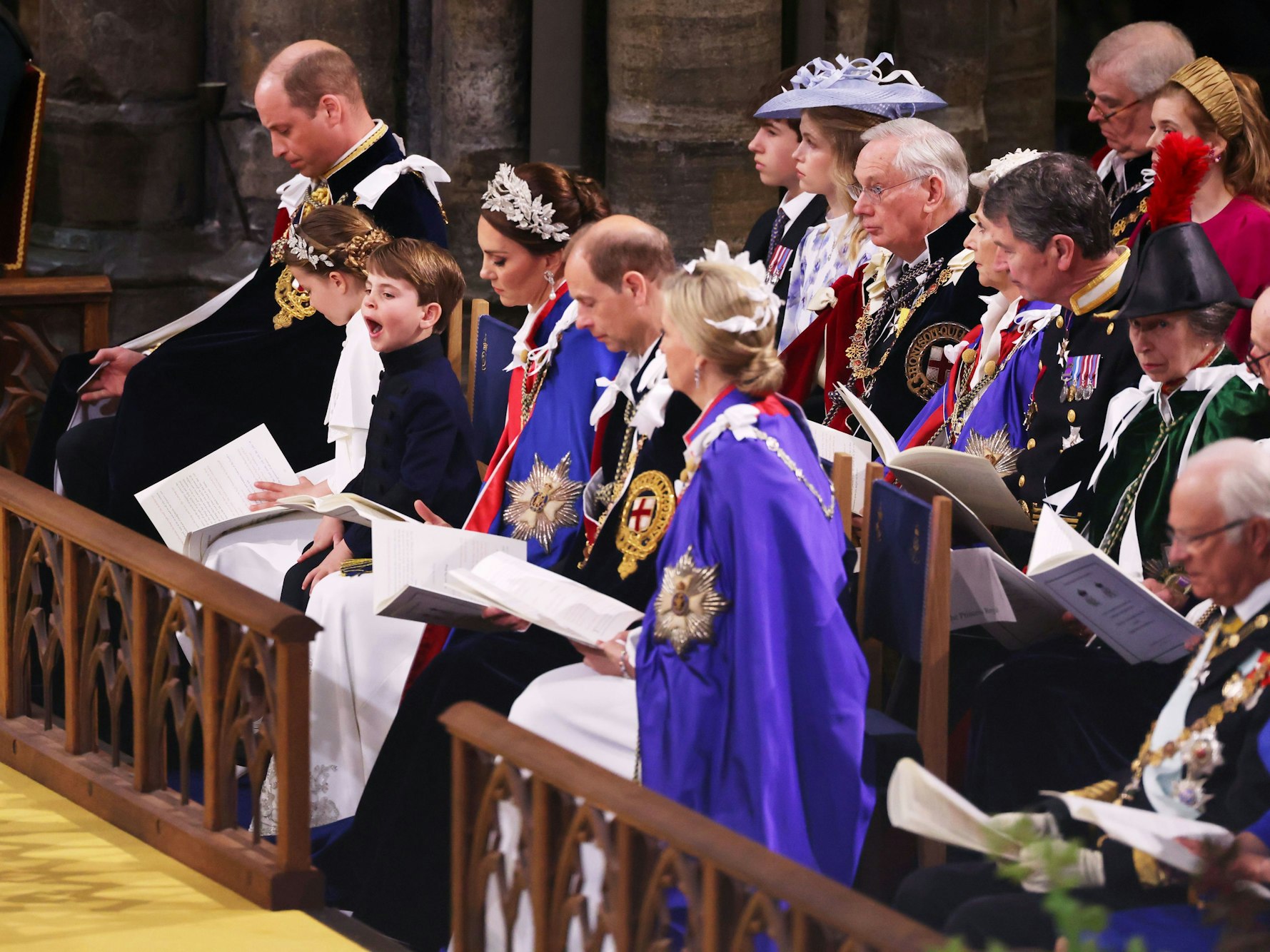 Prinz Louis gähnt während der Krönungszeremonie in der Westminster Abbey, am 6. Mai 2023 in London, England.