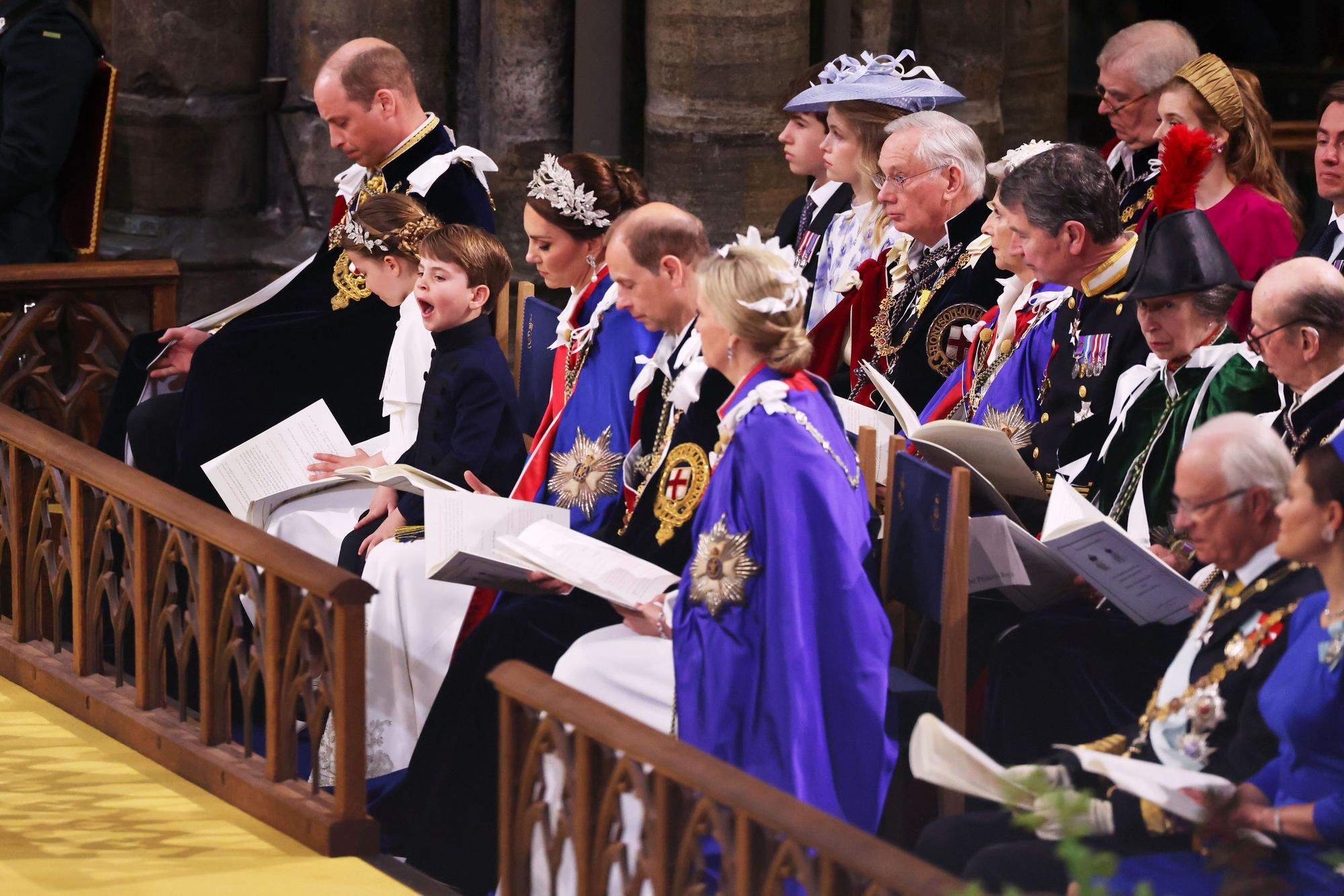 Prinz Louis gähnt während der Krönungszeremonie in der Westminster Abbey, am 6. Mai 2023 in London, England.