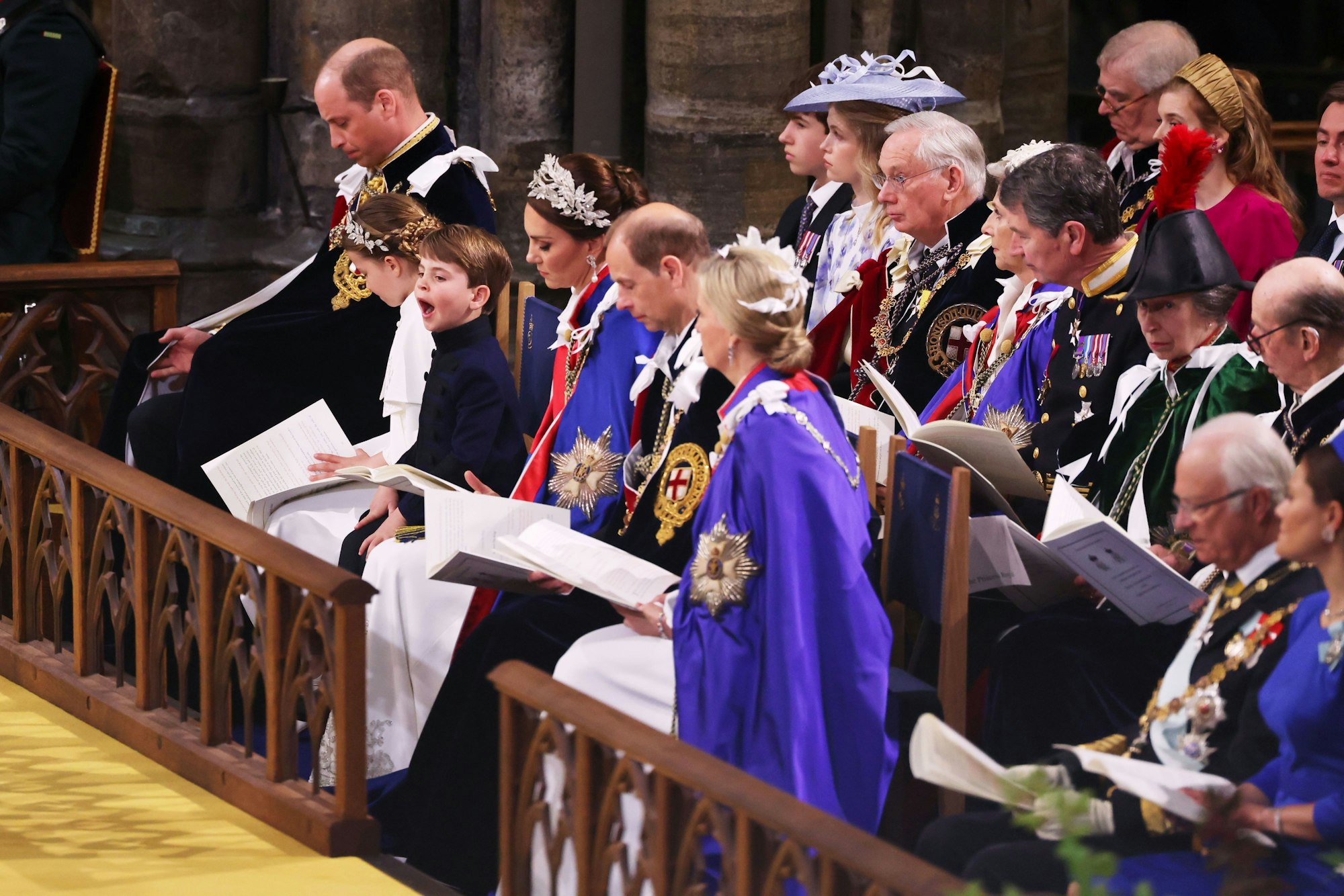 Prinz Louis gähnt während der Krönungszeremonie in der Westminster Abbey, am 6. Mai 2023 in London, England.