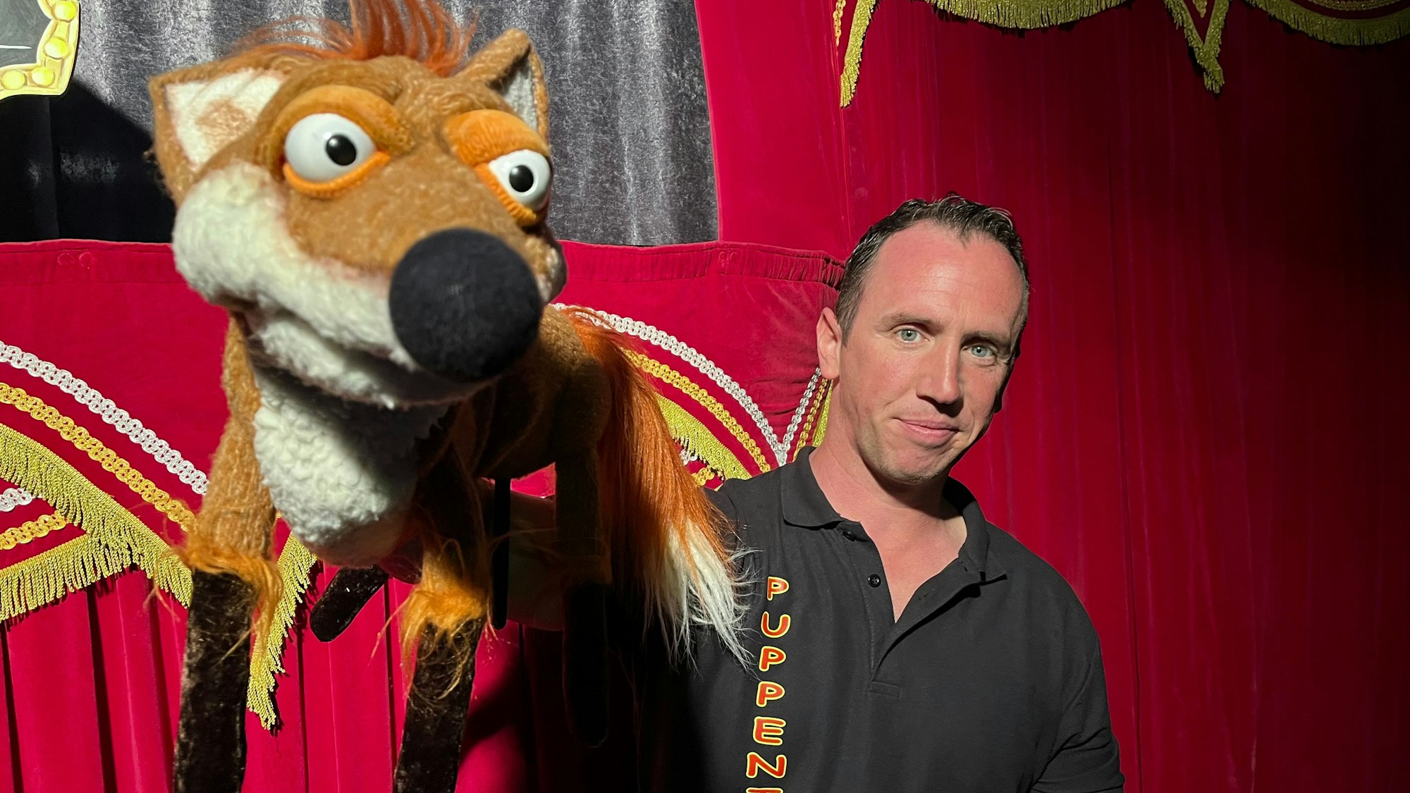 Toni Baber mit der Fuchs-Puppe aus dem Grüffelo