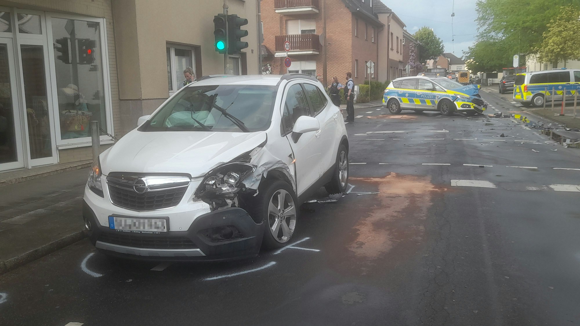 Zusammenstoß auf der Rheinstraße in Troisdorf. Der weiße Opel hat Blaulichtund Martinshorn des Polizeiwagens nicht wahrgenommen.