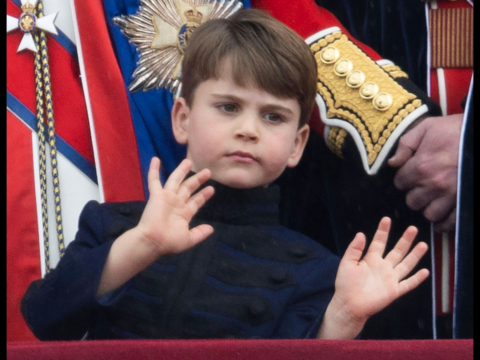Prinz Louis nach der Krönung auf dem Balkon des Buckingham Palastes in London.