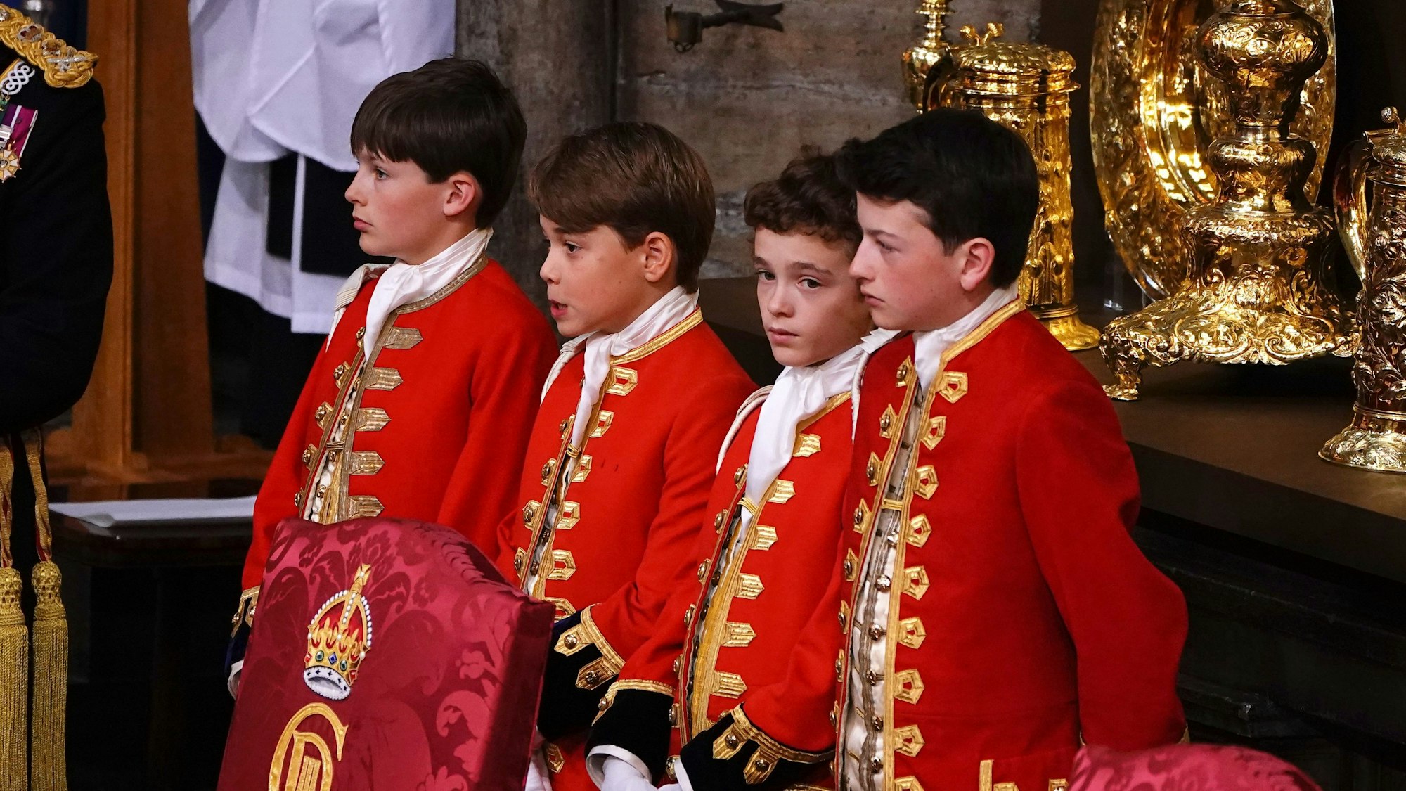 Prinz George (2.v.l) steht als Ehrenpage zwischen den anderen Ehrenpagen während der Krönungszeremonie von König Charles III. in der Westminster Abbey.
