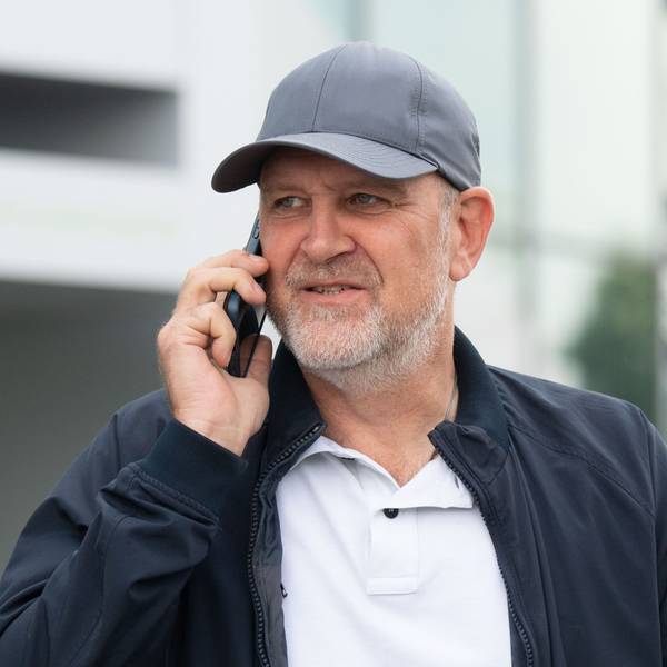 Jörg Schmadtke telefoniert als Sportdirektor des VfL Wolfsburg mit dem Handy