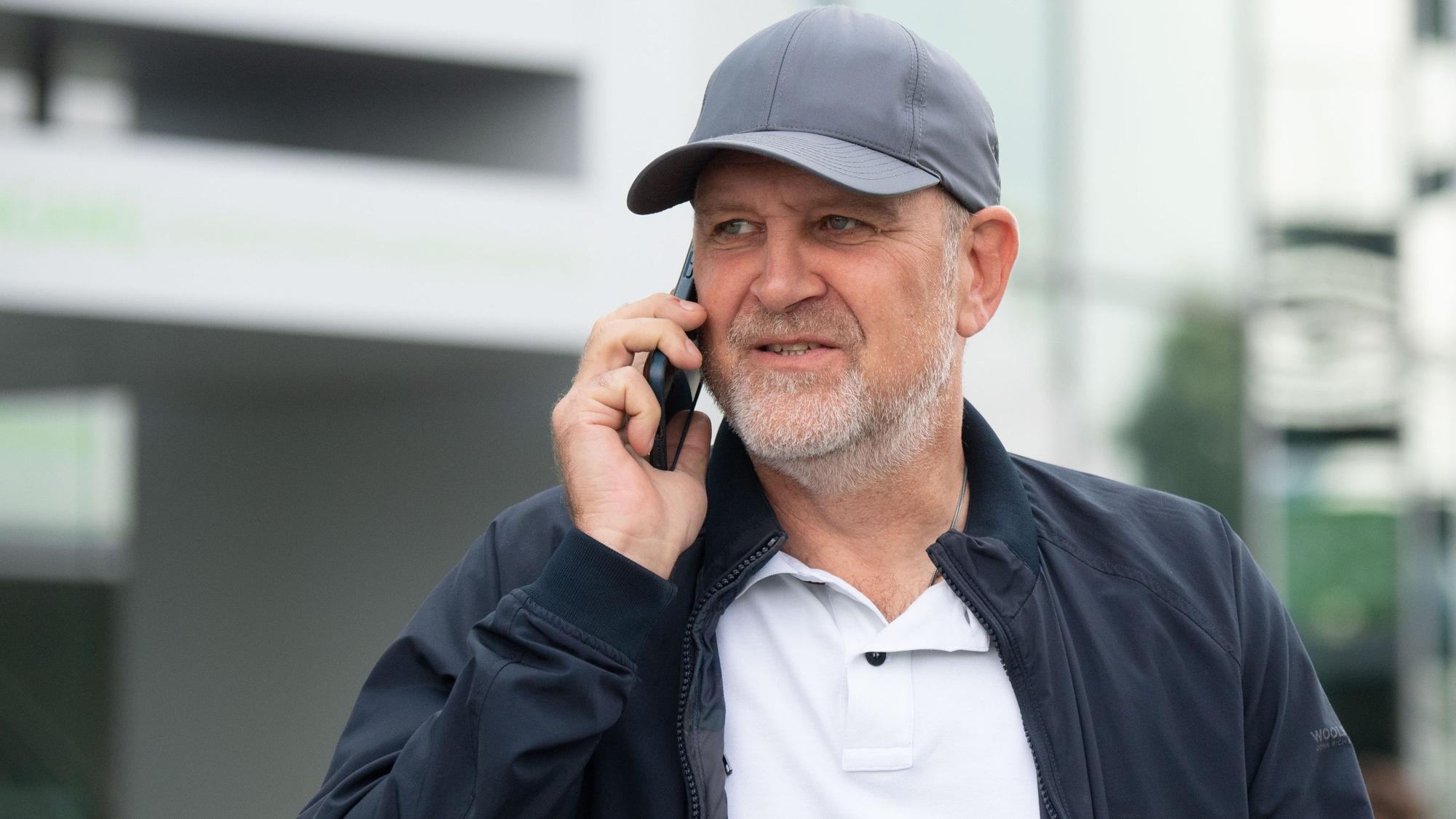 Jörg Schmadtke telefoniert als Sportdirektor des VfL Wolfsburg mit dem Handy