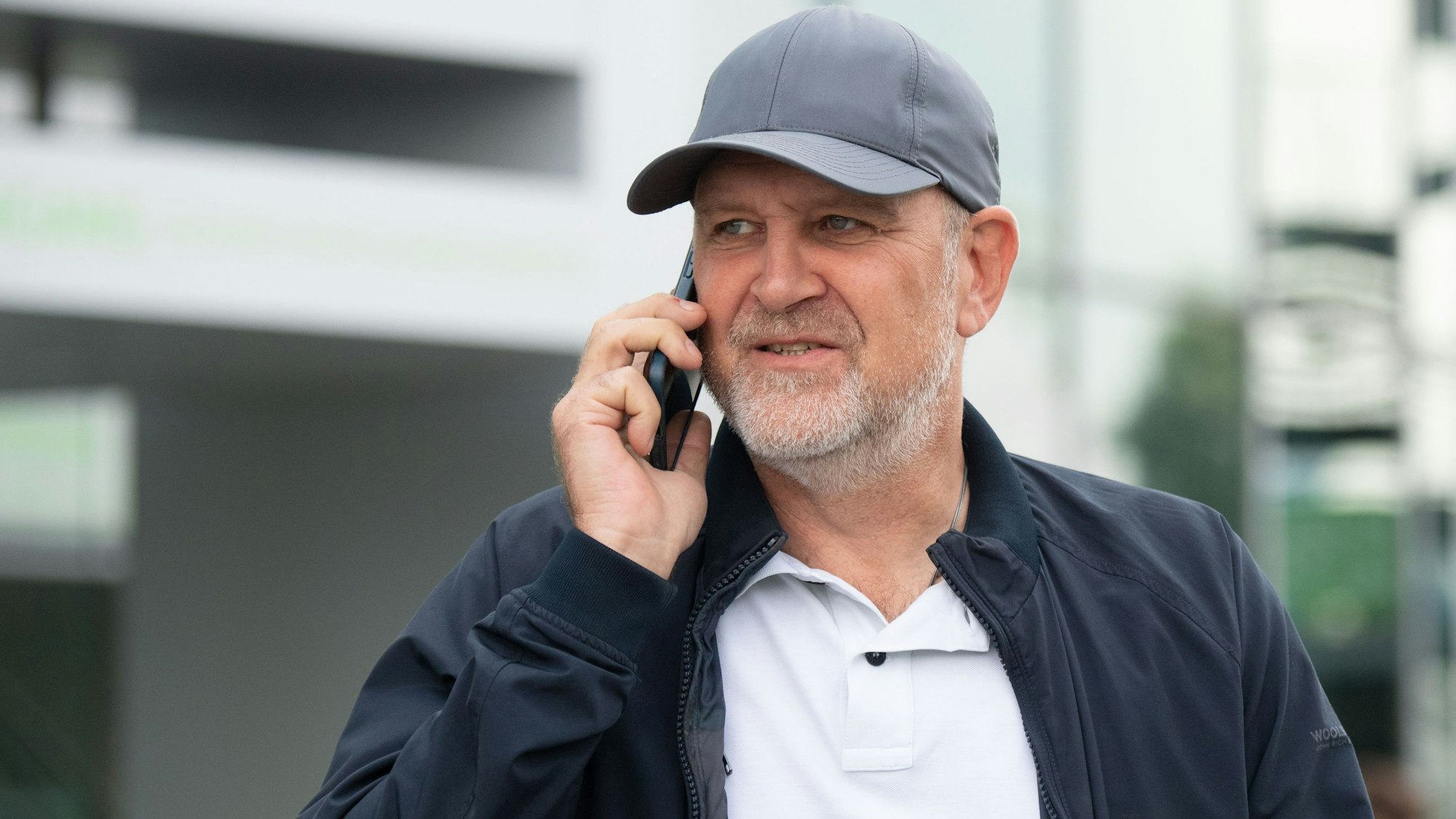 Jörg Schmadtke telefoniert als Sportdirektor des VfL Wolfsburg mit dem Handy