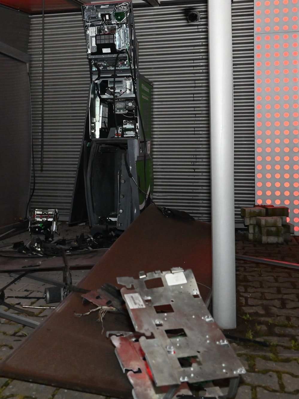 Das Bild zeigt Metallplatten, die durch die Explosion weggeschleudert wurden.