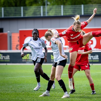 1. Frauen-Bundesliga Bayer 04 Leverkusen vs. Eintracht Frankfurt, 06.05.2023 Melissa Friedrich 3, Bayer 04 Leverkusen kaempft waehrend der Begegnung Bayer 04 Leverkusen gegen Eintracht Frankfurt an Spieltag 19 der Frauen-Fussball-Bundesliga am 06.05.2023 im Ulrich-Haberland-Stadion in Leverkusen Nordrhein-Westfalen. DFL REGULATIONS PROHIBIT ANY USE OF PHOTOGRAPHS AS IMAGE SEQUENCES AND/OR QUASI-VIDEO. *** 1 Women Bundesliga Bayer 04 Leverkusen vs Eintracht Frankfurt, 06 05 2023 Melissa Friedrich 3, Bayer 04 Leverkusen fights during the match Bayer 04 Leverkusen vs Eintracht Frankfurt on matchday 19 of the women soccer Bundesliga on 06 05 2023 at Ulrich Haberland Stadium in Leverkusen North Rhine Westphalia DFL REGULATES PROHIBIT ANY USE OF PHOTOGRAPHS AS IMAGE SEQUENCES AND OR QUASI VIDEO Copyright: xBEAUTIFULxSPORTS/AxelxKohringx