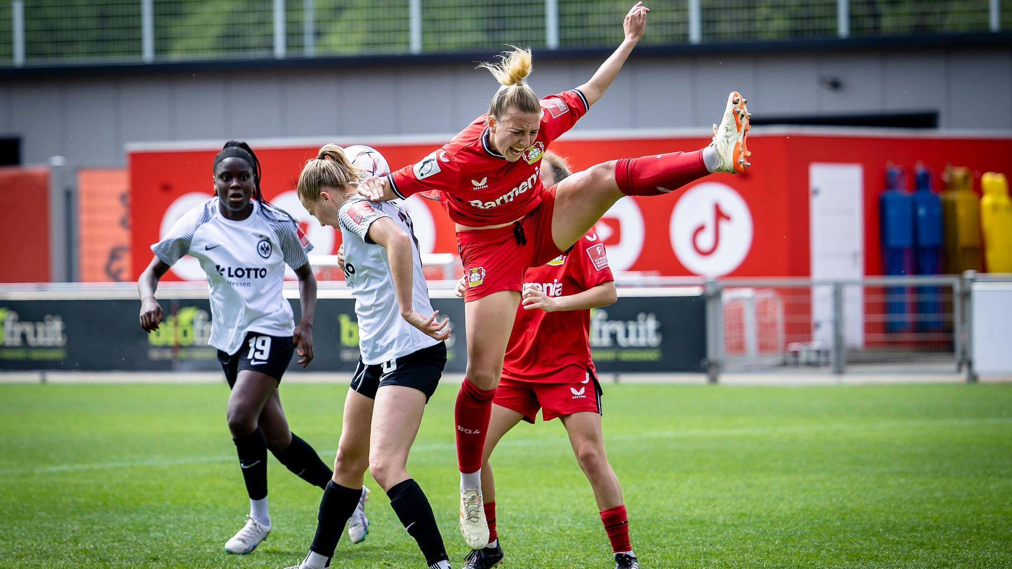 1. Frauen-Bundesliga Bayer 04 Leverkusen vs. Eintracht Frankfurt, 06.05.2023 Melissa Friedrich 3, Bayer 04 Leverkusen kaempft waehrend der Begegnung Bayer 04 Leverkusen gegen Eintracht Frankfurt an Spieltag 19 der Frauen-Fussball-Bundesliga am 06.05.2023 im Ulrich-Haberland-Stadion in Leverkusen Nordrhein-Westfalen. DFL REGULATIONS PROHIBIT ANY USE OF PHOTOGRAPHS AS IMAGE SEQUENCES AND/OR QUASI-VIDEO. *** 1 Women Bundesliga Bayer 04 Leverkusen vs Eintracht Frankfurt, 06 05 2023 Melissa Friedrich 3, Bayer 04 Leverkusen fights during the match Bayer 04 Leverkusen vs Eintracht Frankfurt on matchday 19 of the women soccer Bundesliga on 06 05 2023 at Ulrich Haberland Stadium in Leverkusen North Rhine Westphalia DFL REGULATES PROHIBIT ANY USE OF PHOTOGRAPHS AS IMAGE SEQUENCES AND OR QUASI VIDEO Copyright: xBEAUTIFULxSPORTS/AxelxKohringx