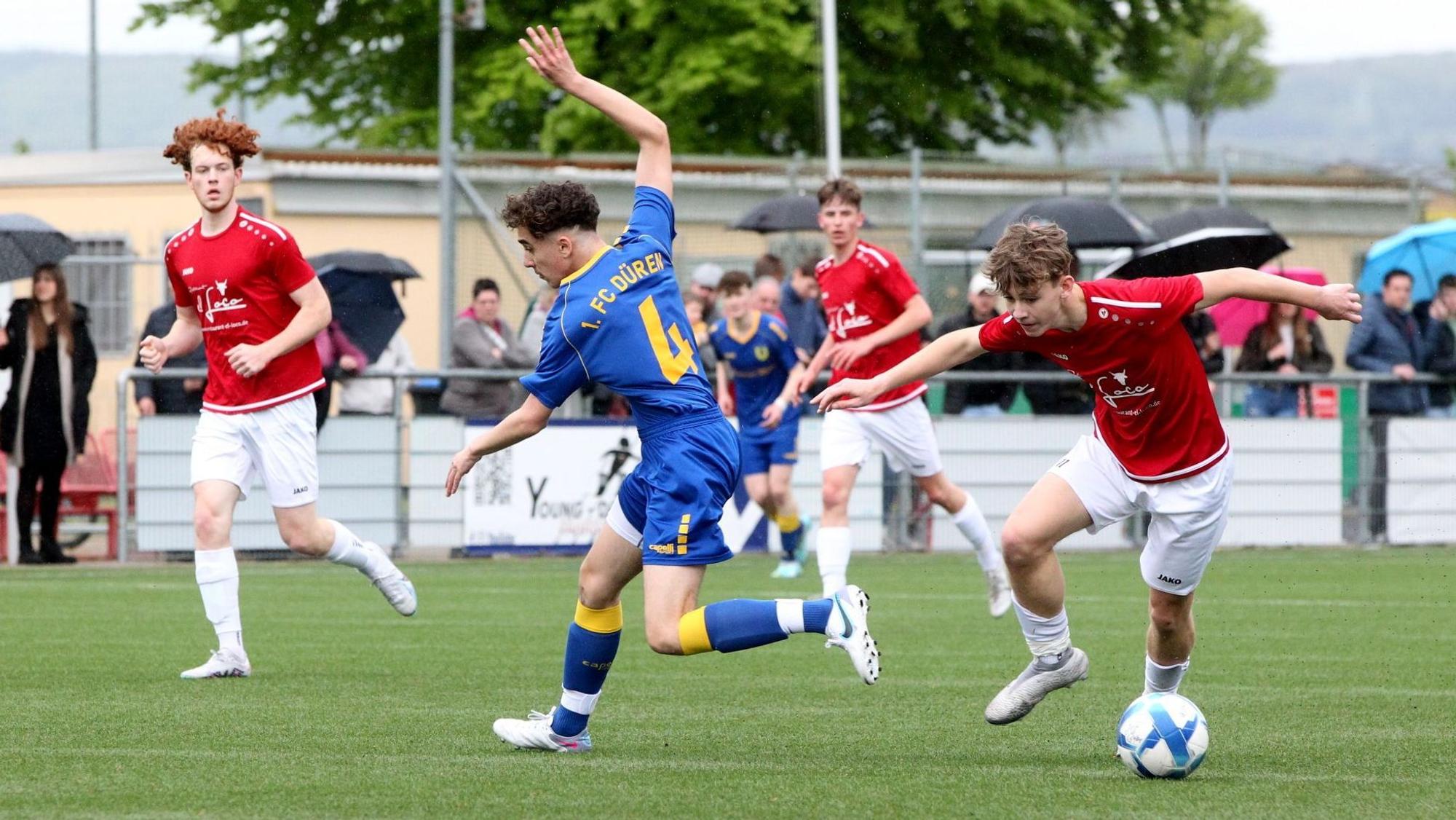 Ihm gelang der Führungstreffer: Aaron Mertens, der hier einen Dürener Spieler austanzt.