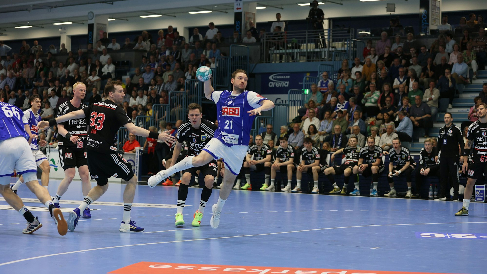 Blick auf einen Handballer, der auf das Tor wirft.
