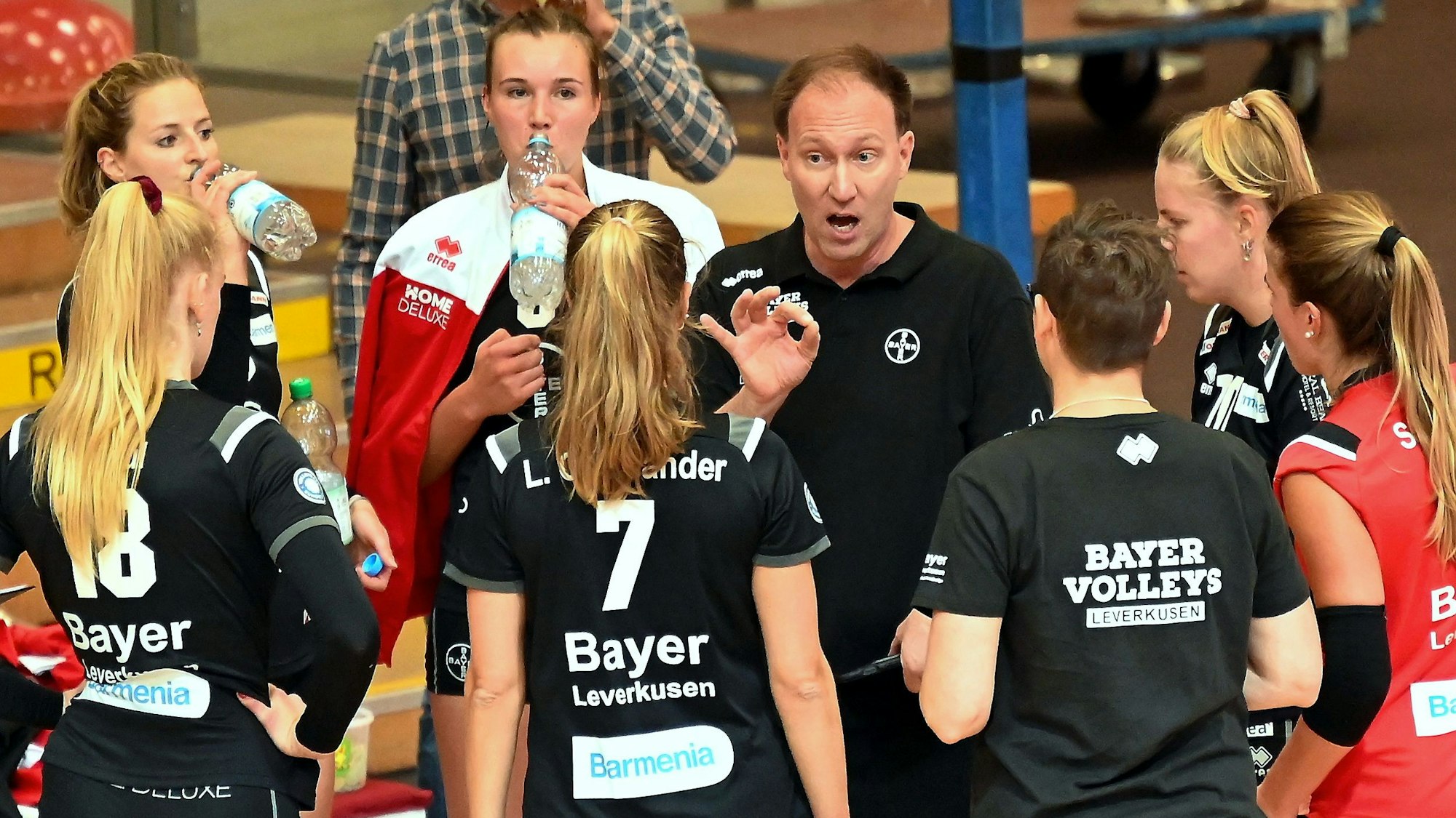 17.09.2022, Volleyball-Bayer - Dingden
hinten: TR: Dirk Sauermann (bayer)
Foto: Uli Herhaus