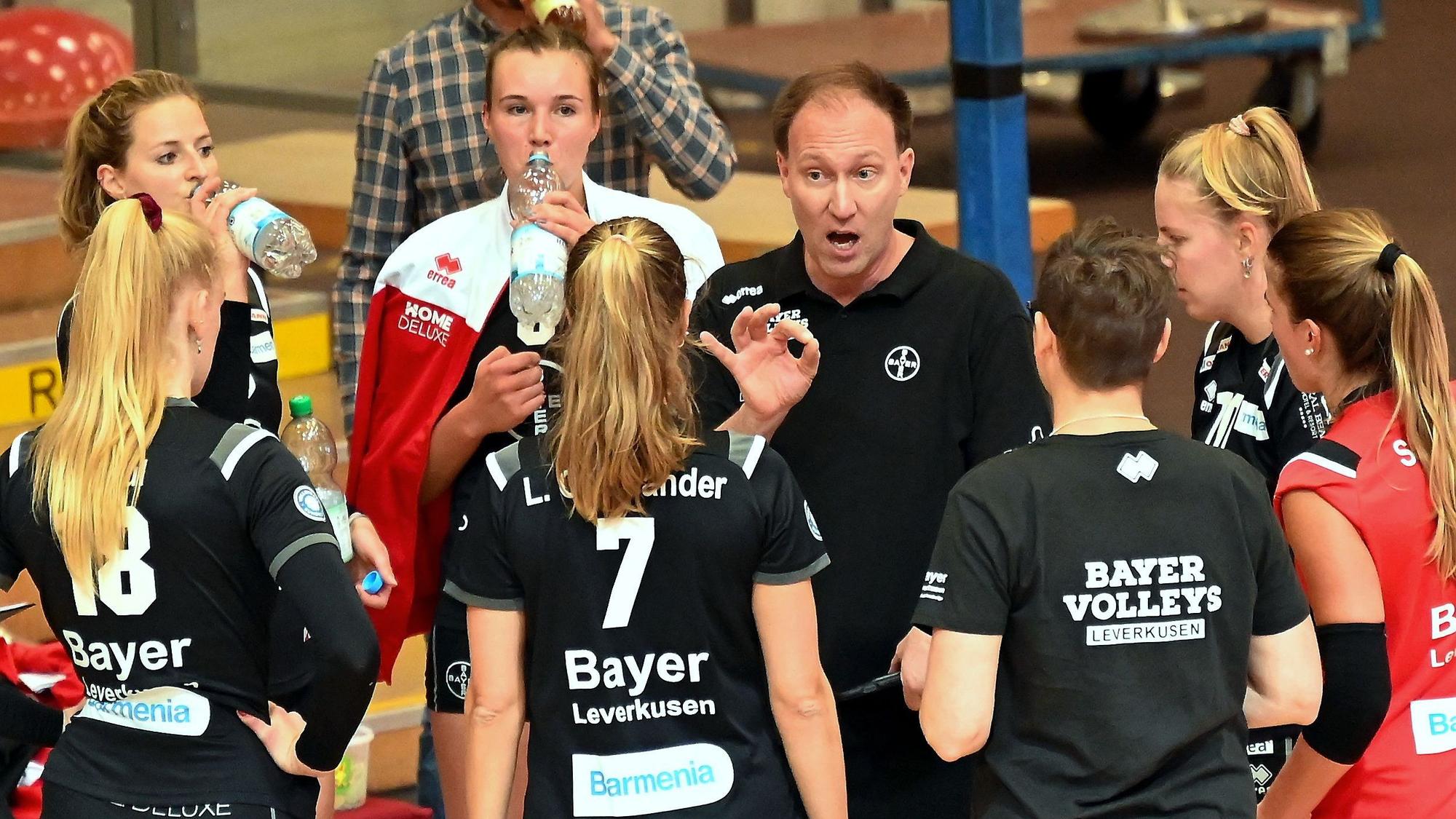 17.09.2022, Volleyball-Bayer - Dingden
hinten: TR: Dirk Sauermann (bayer)
Foto: Uli Herhaus