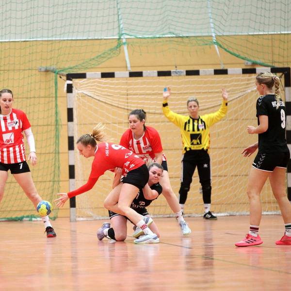 Es war ein hart umkämpftes Spiel: Hier ist Corinna Schmitz im Infight mit einer Gegnerin.