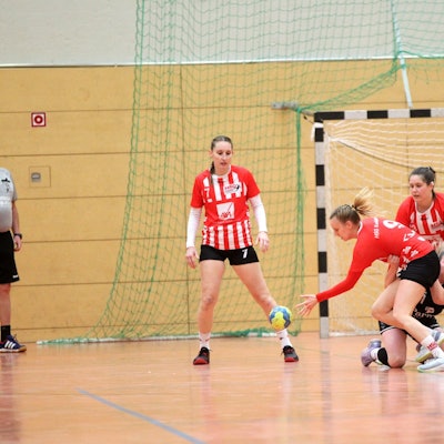 Es war ein hart umkämpftes Spiel: Hier ist Corinna Schmitz im Infight mit einer Gegnerin.