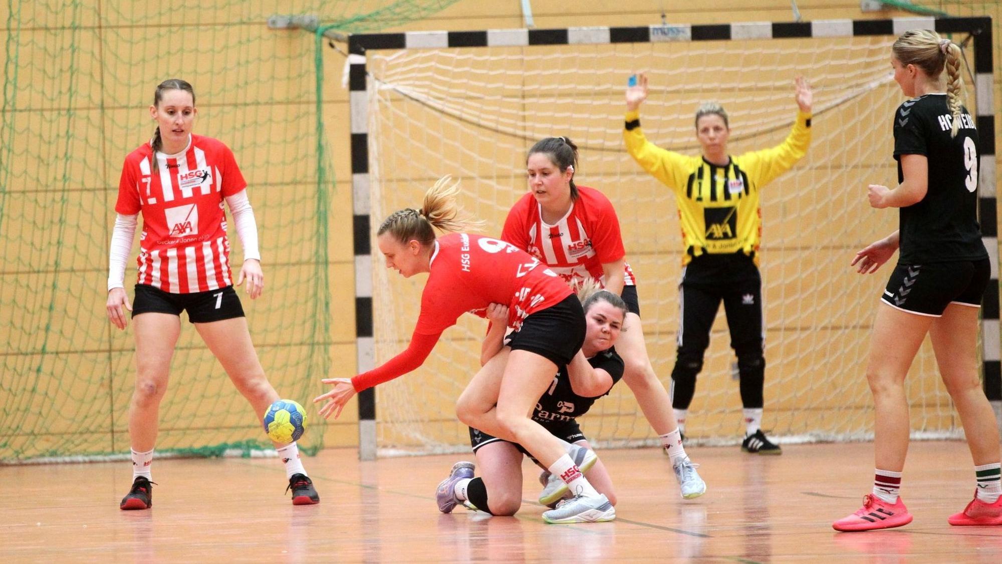 Es war ein hart umkämpftes Spiel: Hier ist Corinna Schmitz im Infight mit einer Gegnerin.