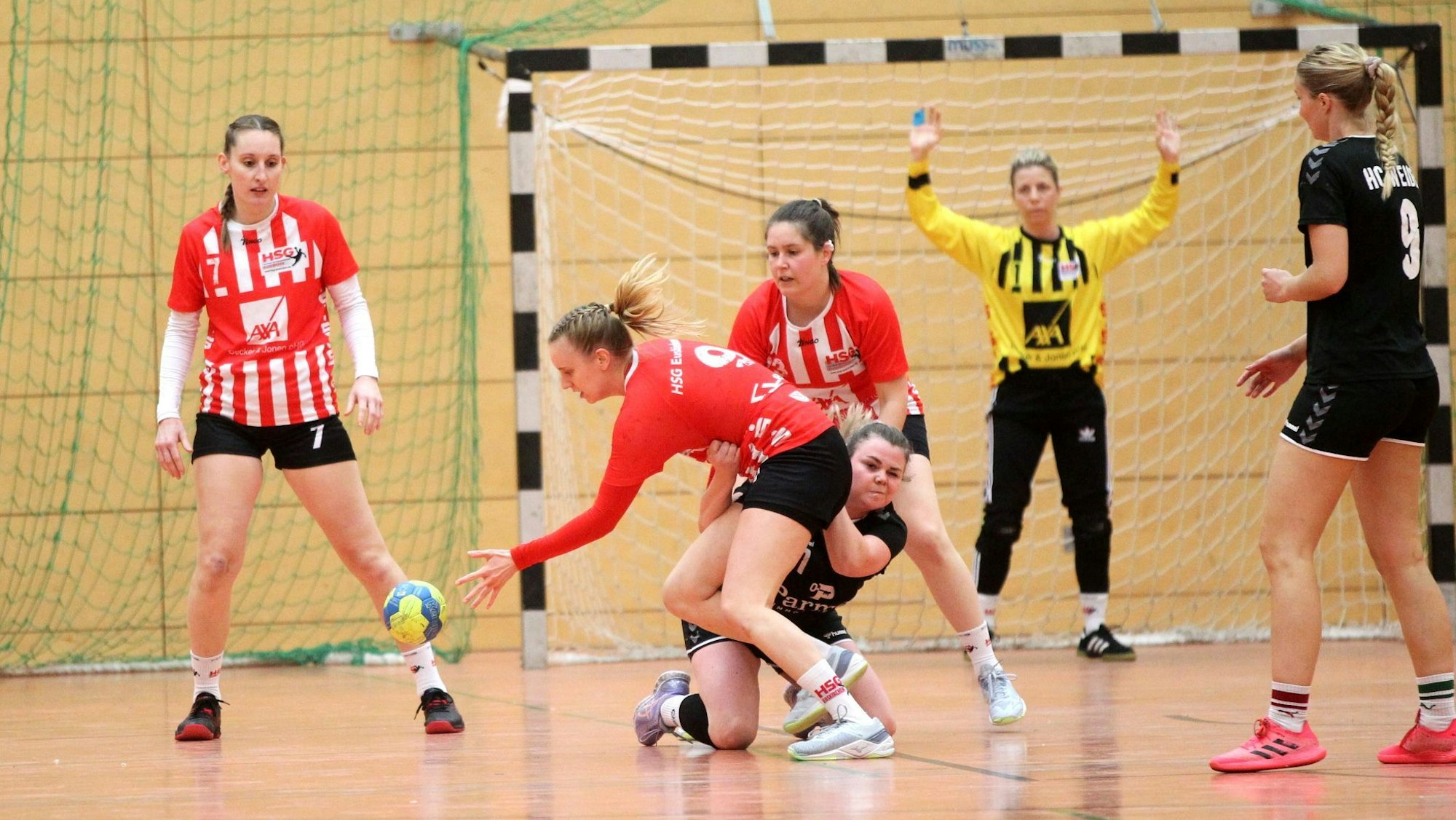 Es war ein hart umkämpftes Spiel: Hier ist Corinna Schmitz im Infight mit einer Gegnerin.