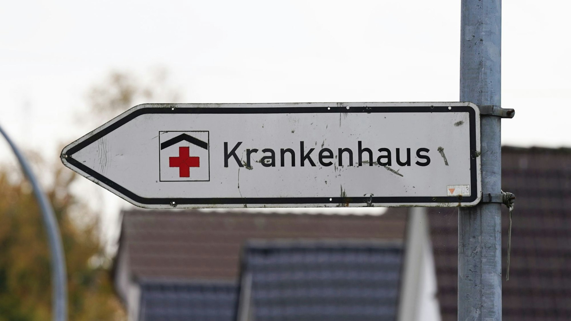 Ein Hinweisschild mit der Aufschrift «Krankenhaus» weist den Weg zur Klinik.