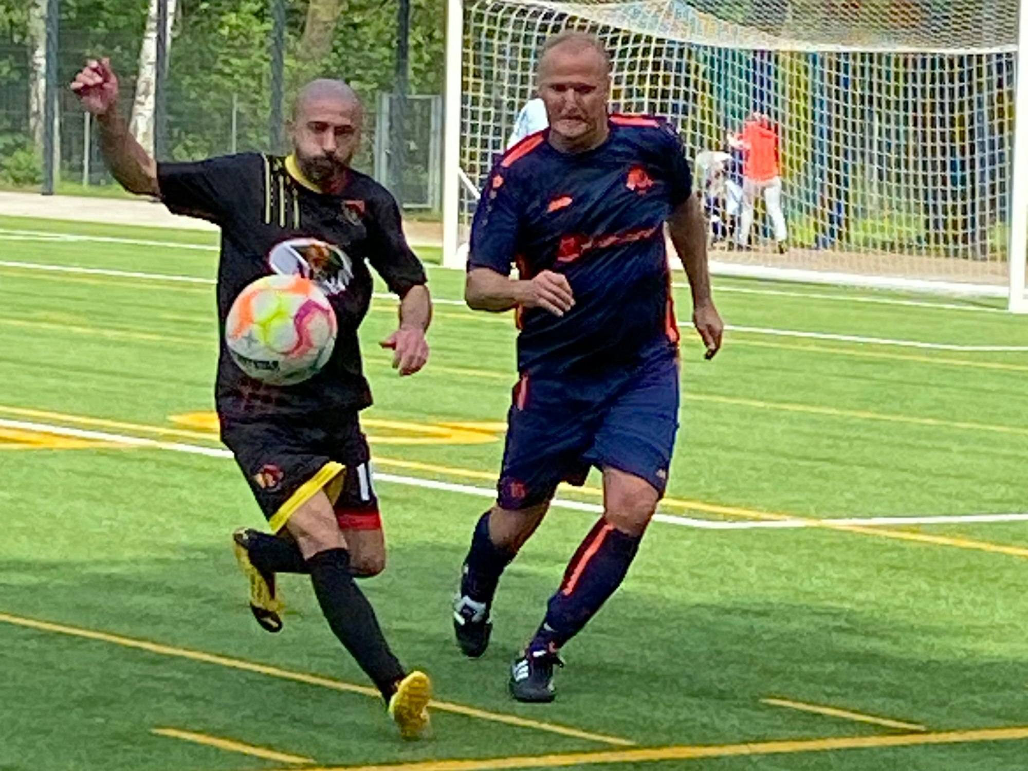 Ossendorfs Abwehrchef Adolf Lemoine (rechts) in Aktion