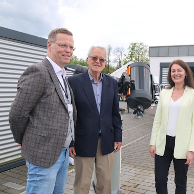 Zu sehen sind drei Männer und eine Frau mit einem großen Teleskop.