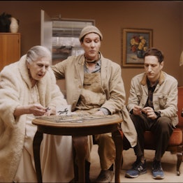 Hinter den Zimmern
von Wilke Weermann
Regie: Roman Senkl / Minus.Eins
Regie: Roman Senkl, minus.eins
Creative Coding & Virtual Production: Nils Corte, minus.eins, Phil Jungschläger
3D-Animation: Nils Gallist
Kameraarbeit & Bildgestaltung: Julian Pache
Live-Schnitt: Jonathan Kastl
Musik & Komposition: Harald Kainer
Bühne: Simon Lesemann
Kostüme: Julie Véronique Wiesen
Licht: Kasper Hagin
Dramaturgie: Lea Goebel
Foto: Still - Schauspiel Köln