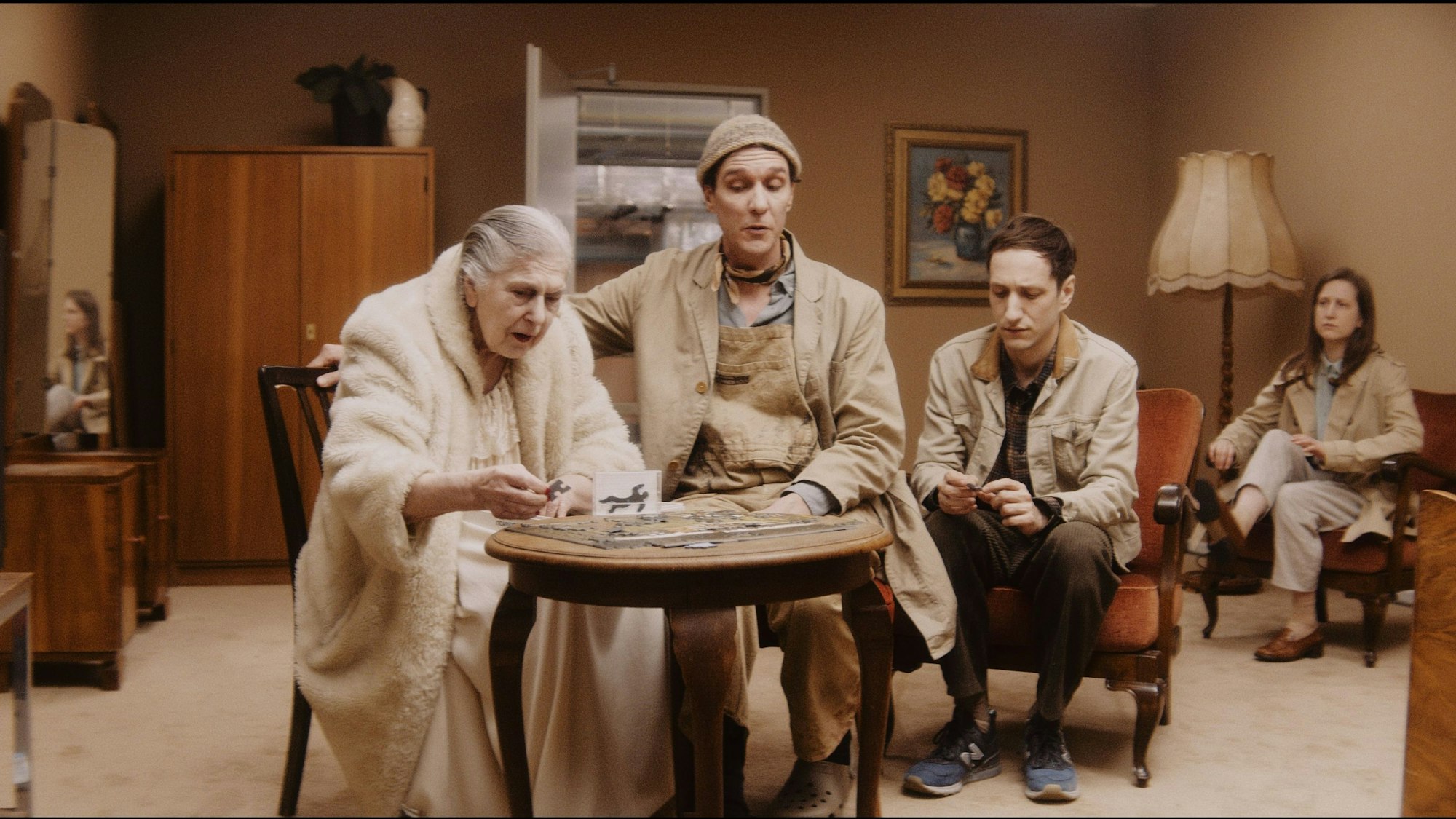 Hinter den Zimmern
von Wilke Weermann
Regie: Roman Senkl / Minus.Eins
Regie: Roman Senkl, minus.eins
Creative Coding & Virtual Production: Nils Corte, minus.eins, Phil Jungschläger
3D-Animation: Nils Gallist
Kameraarbeit & Bildgestaltung: Julian Pache
Live-Schnitt: Jonathan Kastl
Musik & Komposition: Harald Kainer
Bühne: Simon Lesemann
Kostüme: Julie Véronique Wiesen
Licht: Kasper Hagin
Dramaturgie: Lea Goebel
Foto: Still - Schauspiel Köln