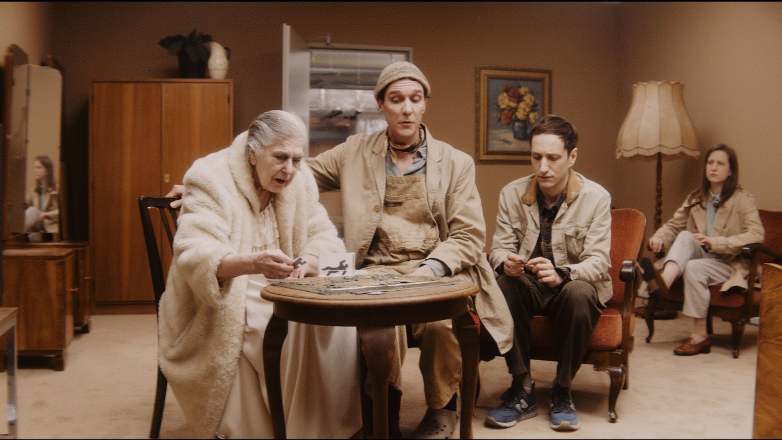 Hinter den Zimmern
von Wilke Weermann
Regie: Roman Senkl / Minus.Eins
 
Regie: Roman Senkl, minus.eins
Creative Coding & Virtual Production: Nils Corte, minus.eins, Phil Jungschläger
3D-Animation: Nils Gallist
Kameraarbeit & Bildgestaltung: Julian Pache
Live-Schnitt: Jonathan Kastl
Musik & Komposition: Harald Kainer
Bühne: Simon Lesemann
Kostüme: Julie Véronique Wiesen
Licht: Kasper Hagin
Dramaturgie: Lea Goebel
 
Foto: Still - Schauspiel Köln