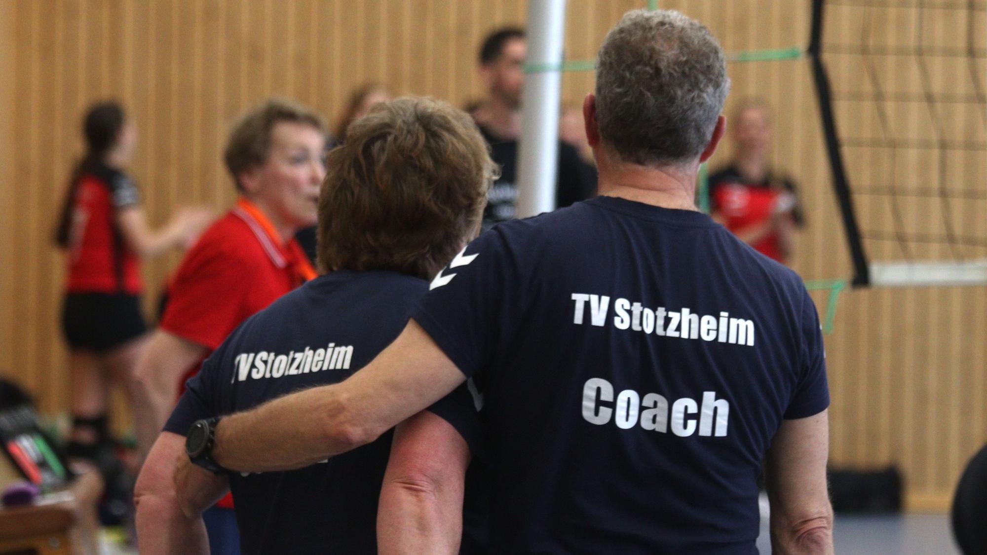 Trainer-Liebe: Günter Buschkamp nimmt seine Frau Evelin in den Arm.