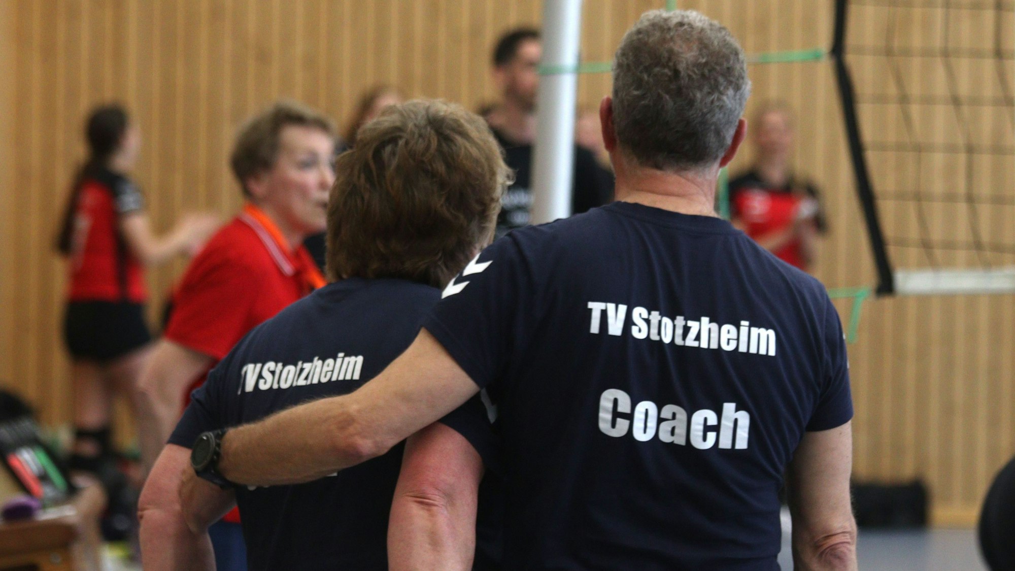 Trainer-Liebe: Günter Buschkamp nimmt seine Frau Evelin in den Arm.