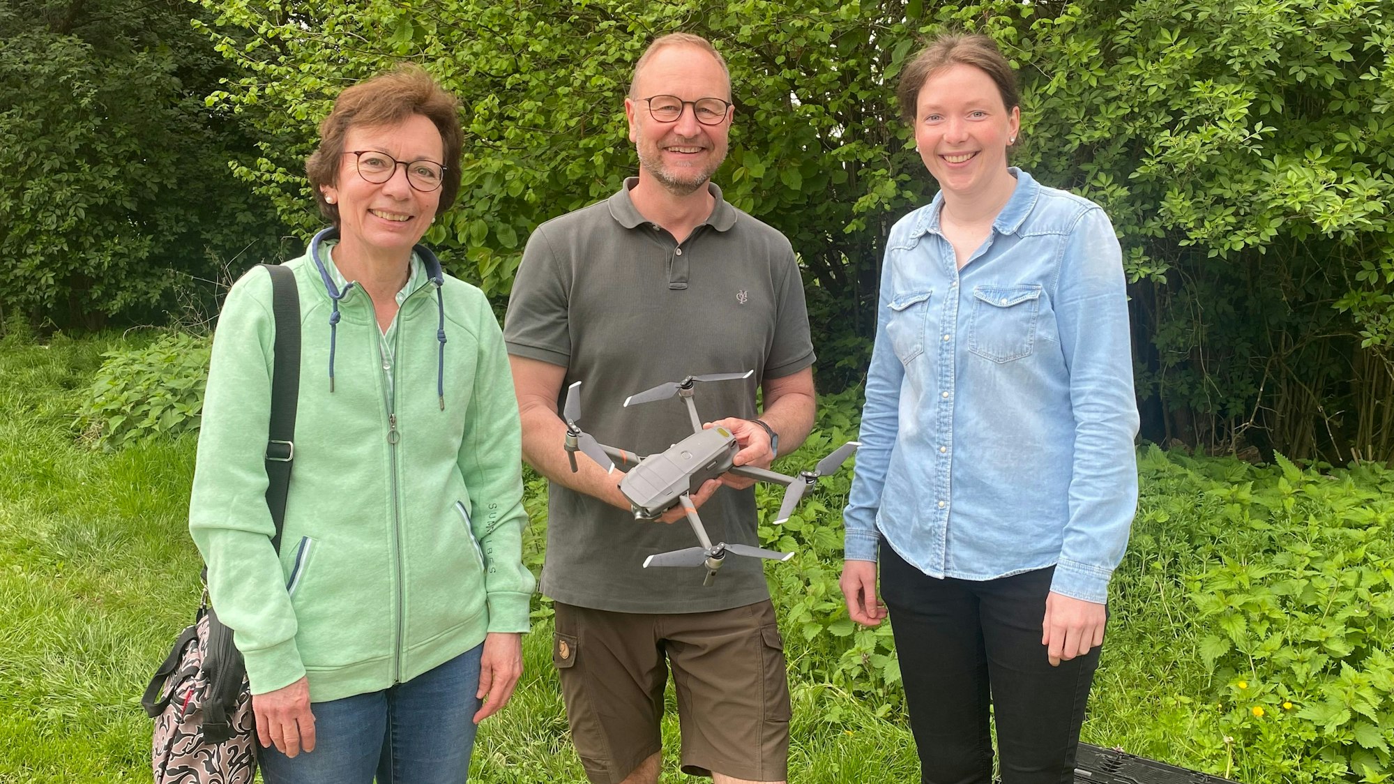Landwirtin Anne Wieden, Dirk Riedel sowie Tierärztin Dr. Lore Marold beim Drohneneinsatz in Neuboddenberg