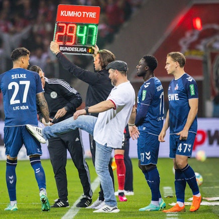 Davie Selke flehte zwar um seine Auswechslung, doch Steffen Baumgart beförderte den Stürmer des 1. FC Köln zurück auf den Platz.