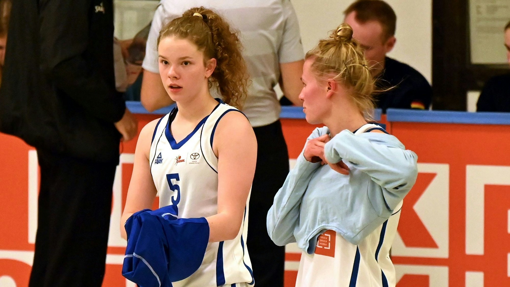 11.03.2023, Basketball-BBZ Opladen-Herner TV
links: Karoline Steffen (Opladen)
rechts: Leonie Schütter (Opladen)
Foto: Uli Herhaus
