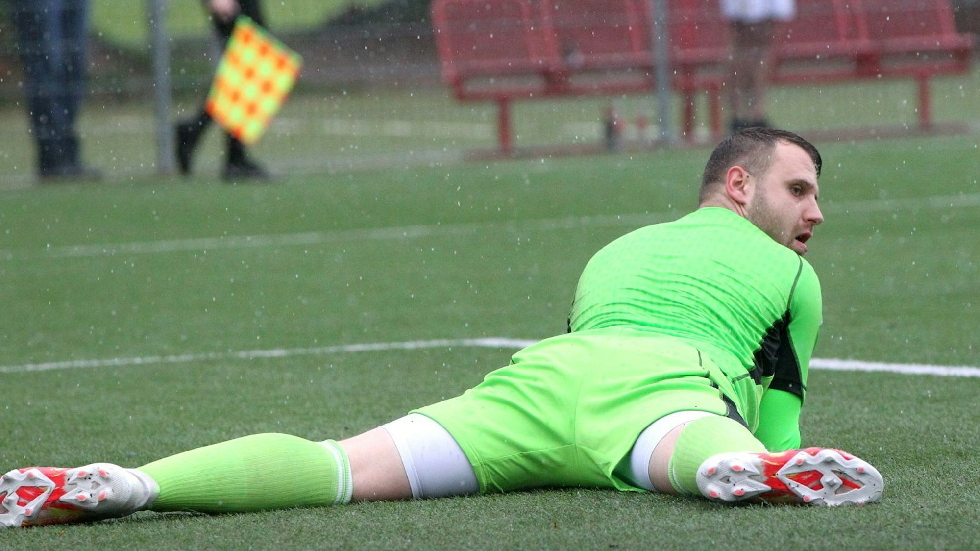 Nicht zu beneiden war D-H-O-Torwart Dominik Schöpfer im ungleichen Duell gegen den Tabellenzweiten JSG Erft 01.