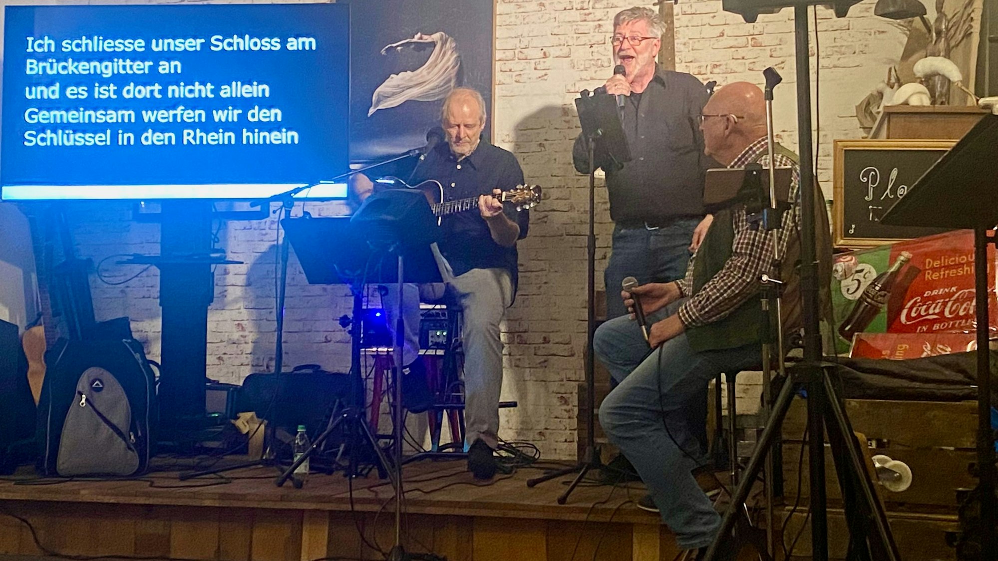 Die „Kölsche Jungs“ stehen auf der Bühne im Café „Ladezone“